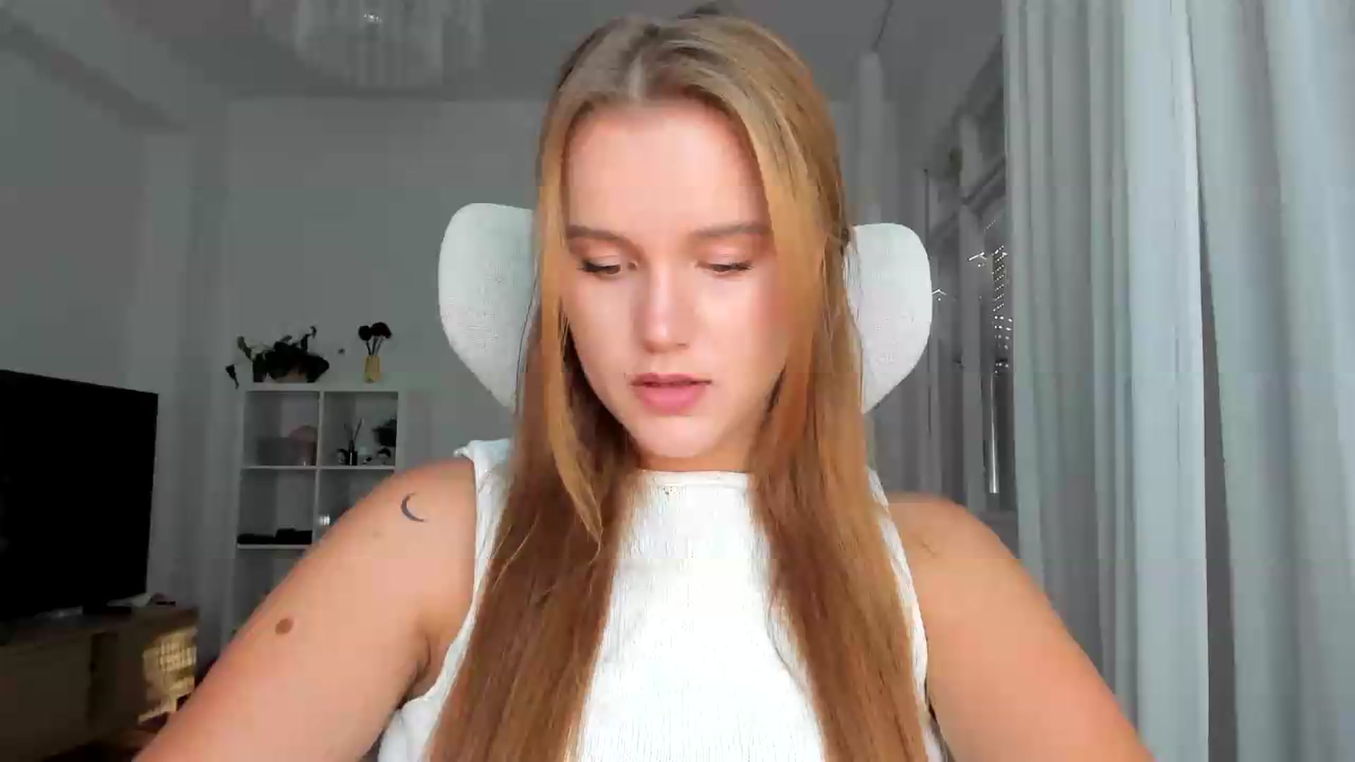 Gallery image thumbnail from Lia_lisia's myfreecams stream on, 08/07/2026, 16:00 image 4 of 20