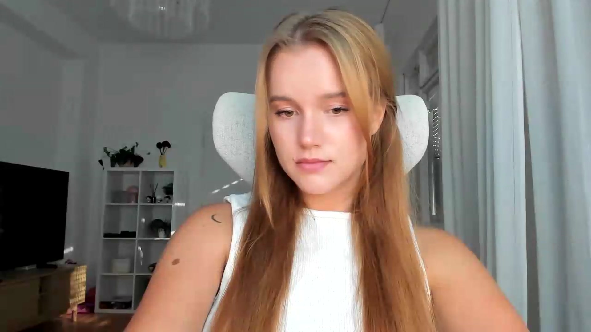 Gallery image thumbnail from Lia_lisia's myfreecams stream on, 08/07/2026, 16:00 image 16 of 20