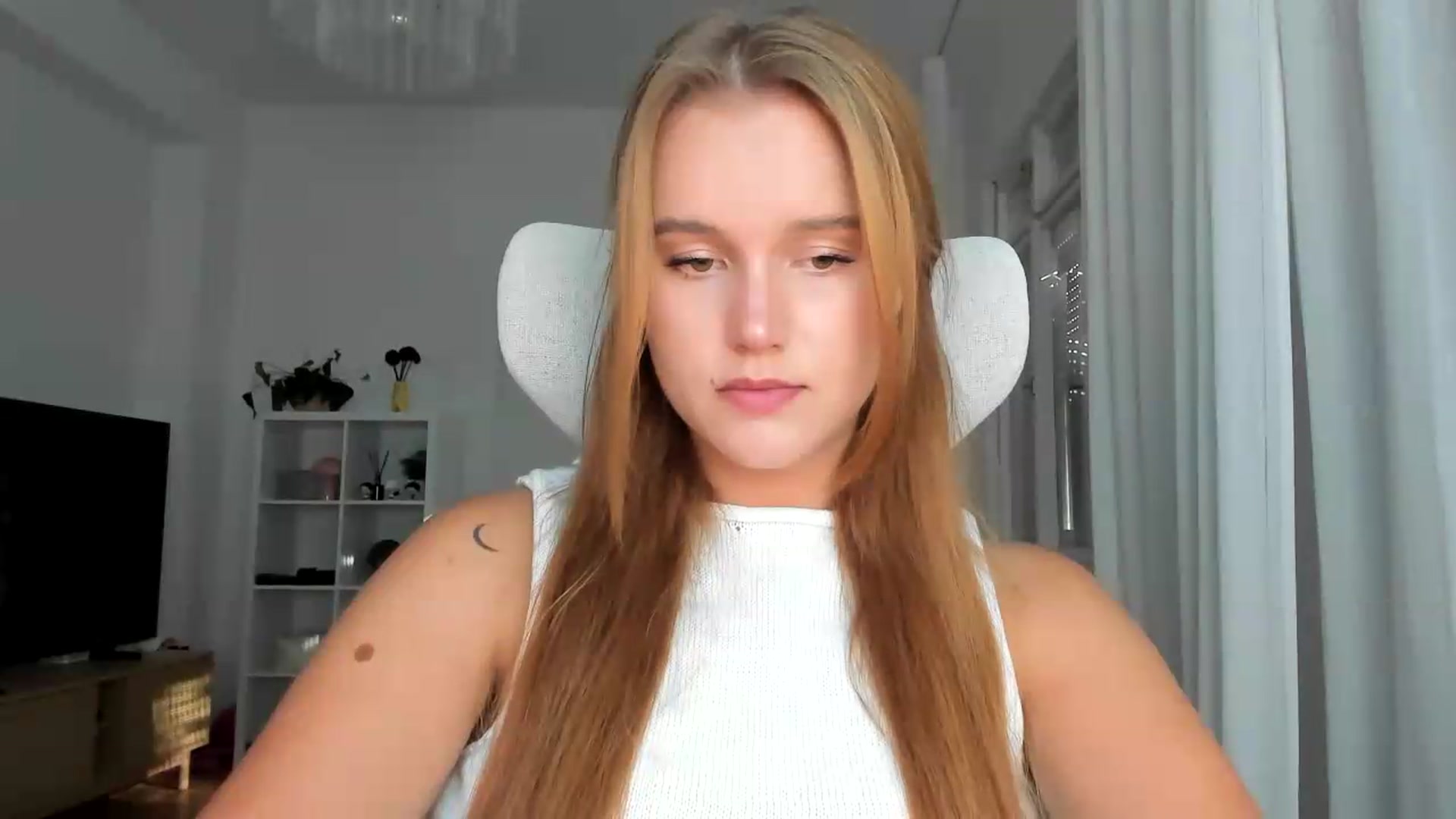 Gallery image thumbnail from Lia_lisia's myfreecams stream on, 08/07/2026, 16:00 image 3 of 20