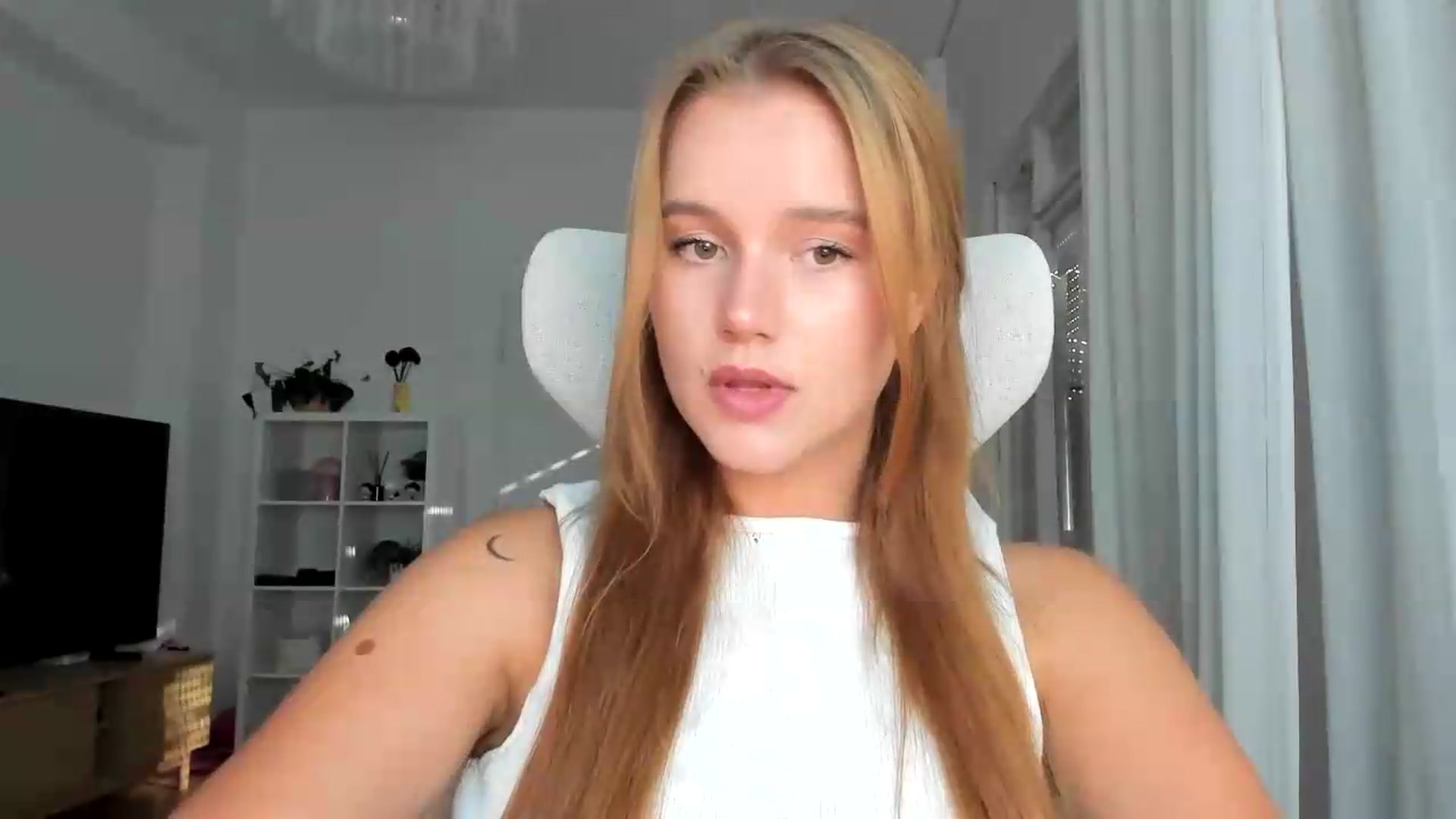 Gallery image thumbnail from Lia_lisia's myfreecams stream on, 08/07/2026, 16:00 image 10 of 20