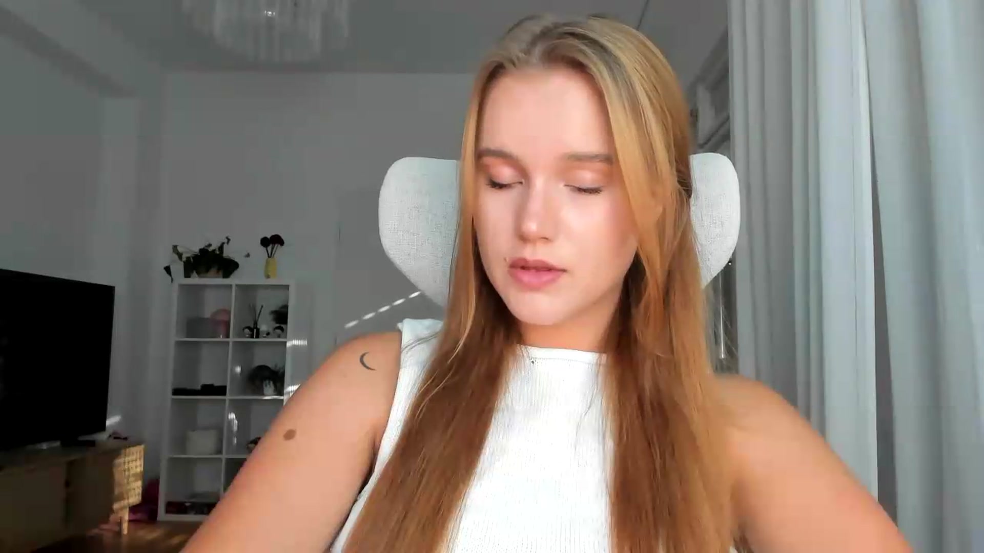 Gallery image thumbnail from Lia_lisia's myfreecams stream on, 08/07/2026, 16:00 image 13 of 20
