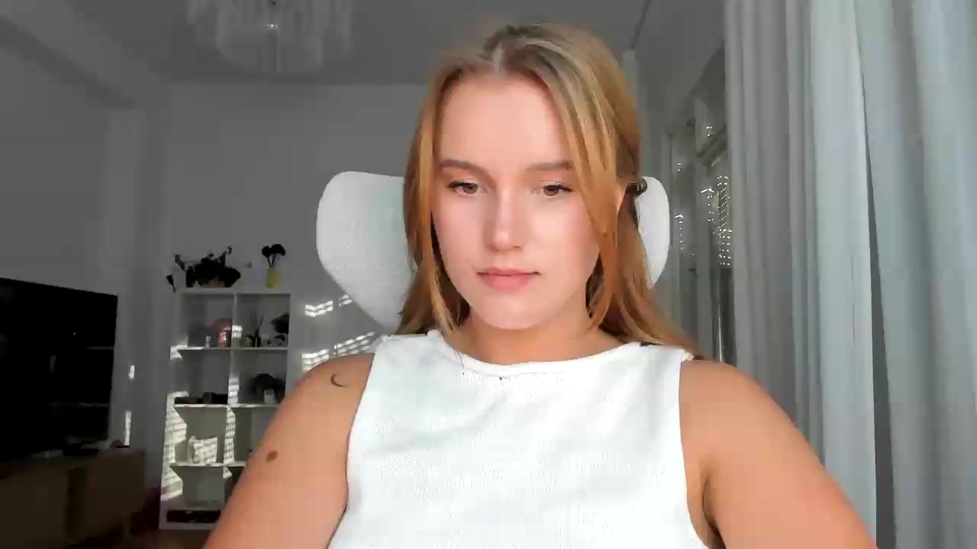 Gallery image thumbnail from Lia_lisia's myfreecams stream on, 08/07/2026, 16:43 image 3 of 20