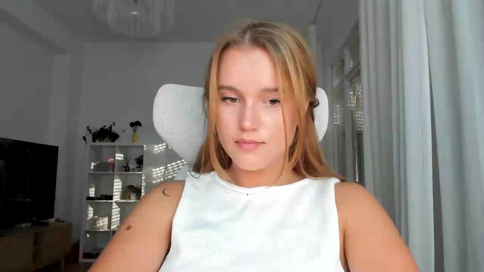 Gallery image thumbnail from Lia_lisia's myfreecams stream on, 08/07/2026, 16:43 image 15 of 20