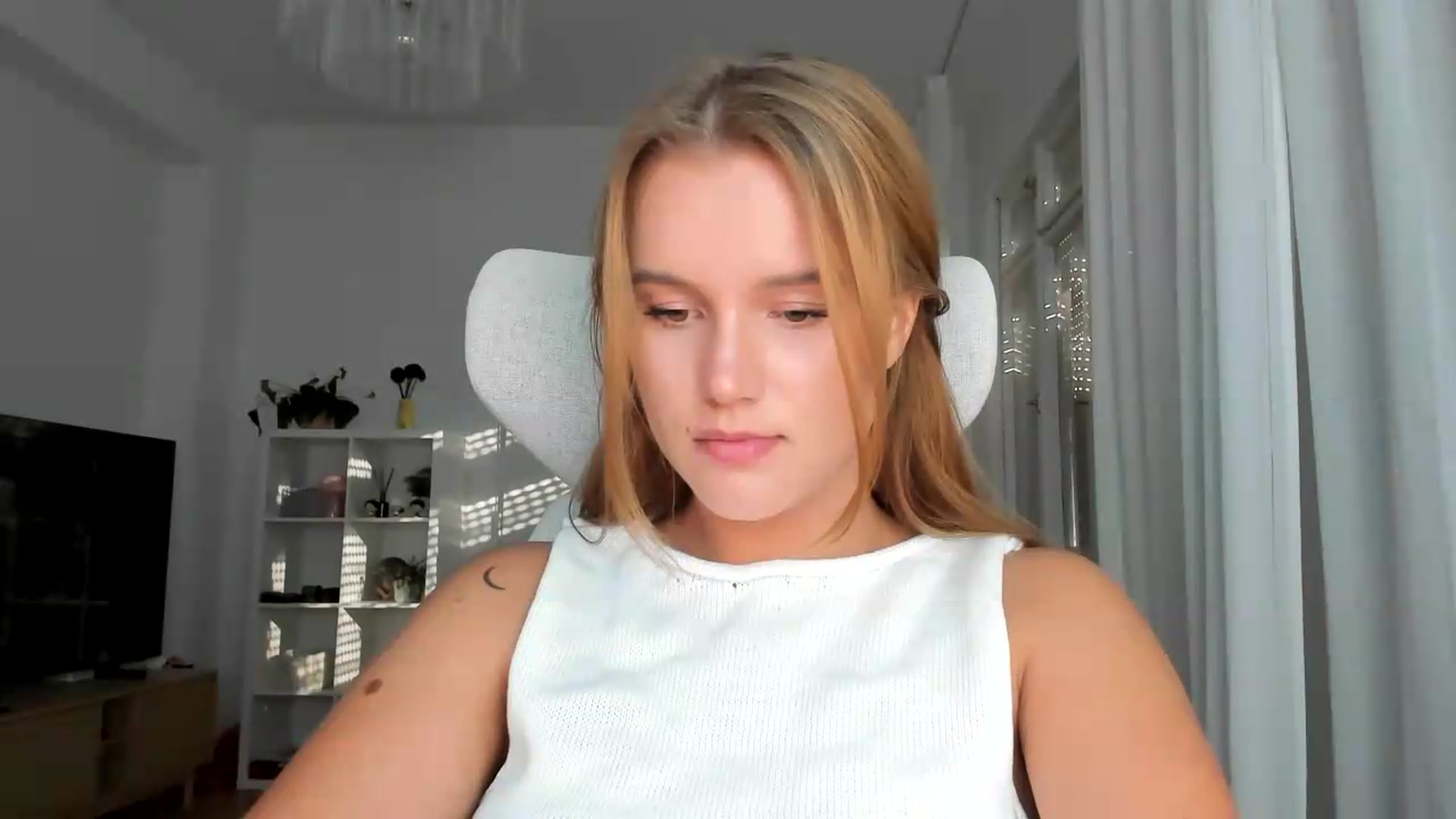 Gallery image thumbnail from Lia_lisia's myfreecams stream on, 08/07/2026, 16:43 image 17 of 20