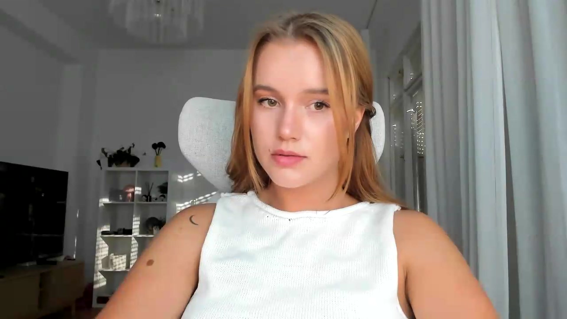 Gallery image thumbnail from Lia_lisia's myfreecams stream on, 08/07/2026, 16:43 image 6 of 20