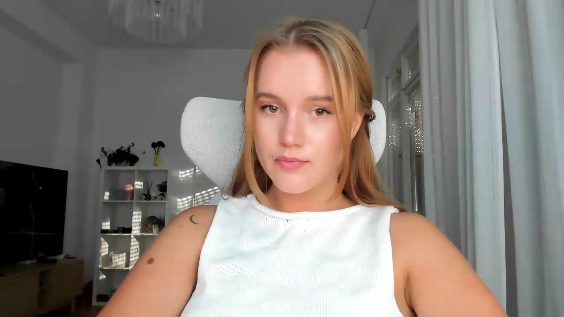 Gallery image thumbnail from Lia_lisia's myfreecams stream on, 08/07/2026, 16:43 image 12 of 20