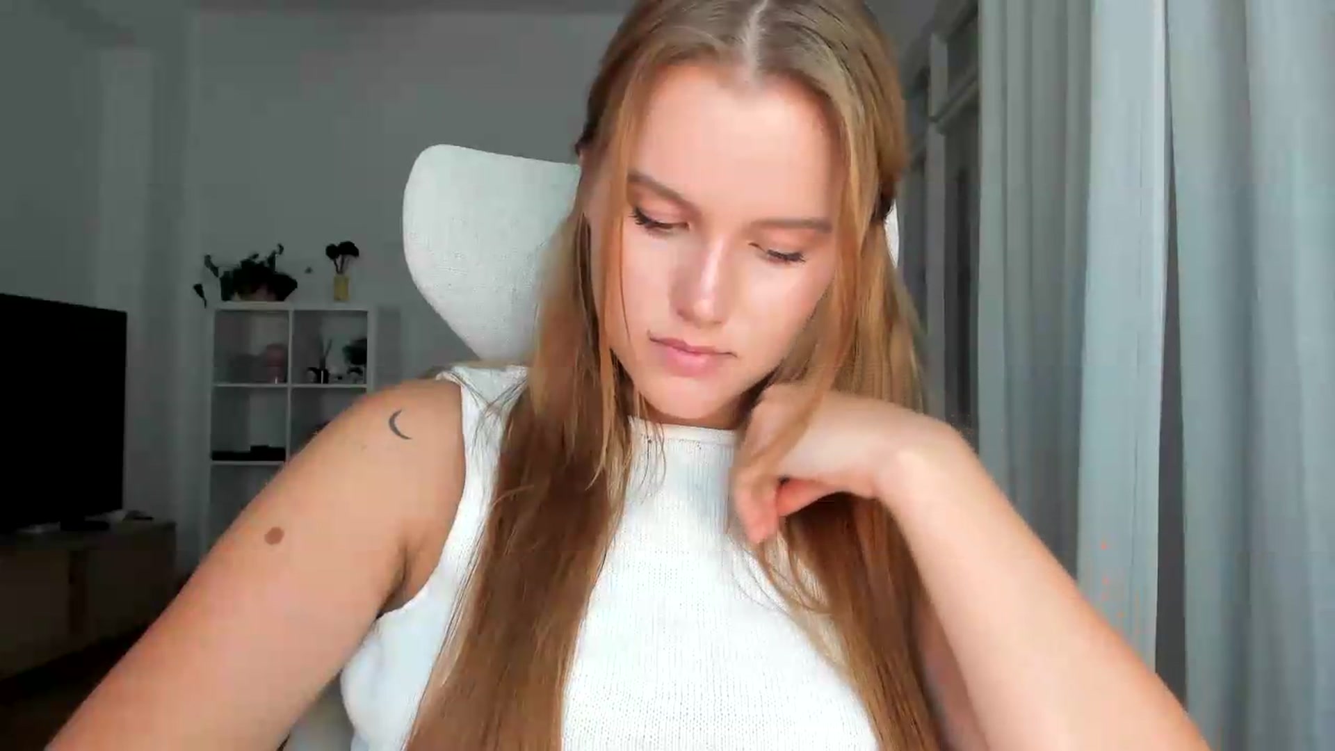 Gallery image thumbnail from Lia_lisia's myfreecams stream on, 08/07/2026, 18:16 image 16 of 20