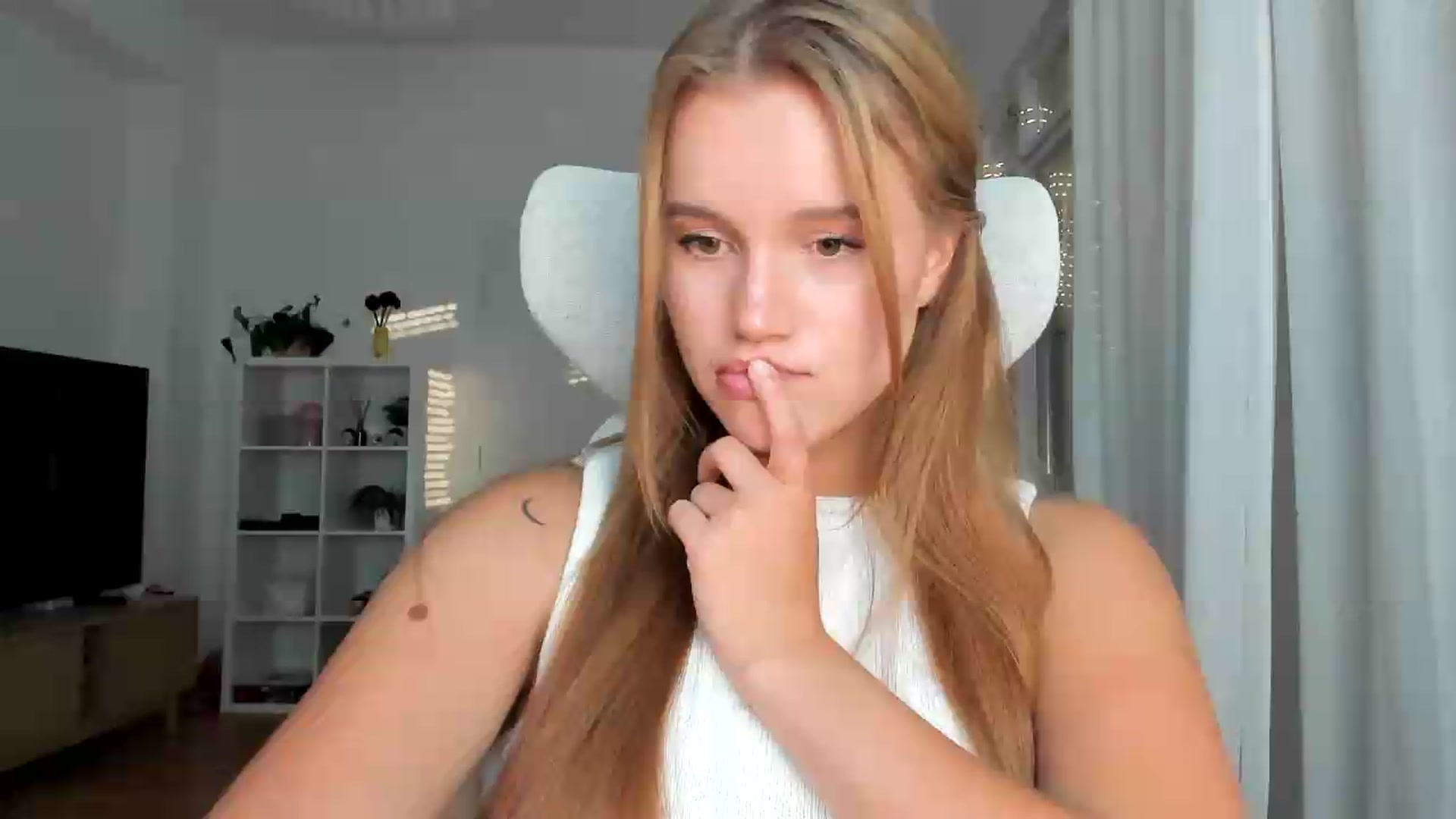 Gallery image thumbnail from Lia_lisia's myfreecams stream on, 08/07/2026, 18:16 image 4 of 20