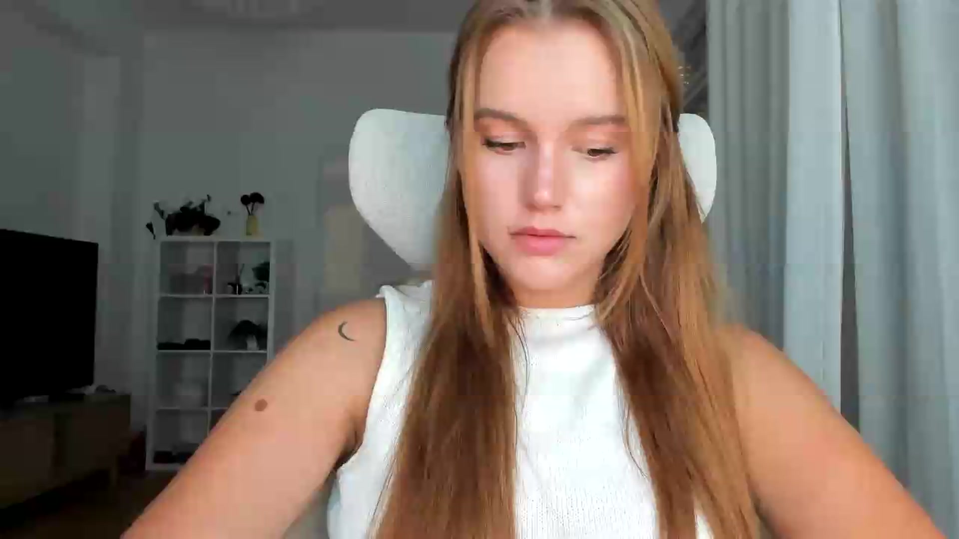 Gallery image thumbnail from Lia_lisia's myfreecams stream on, 08/07/2026, 18:16 image 12 of 20