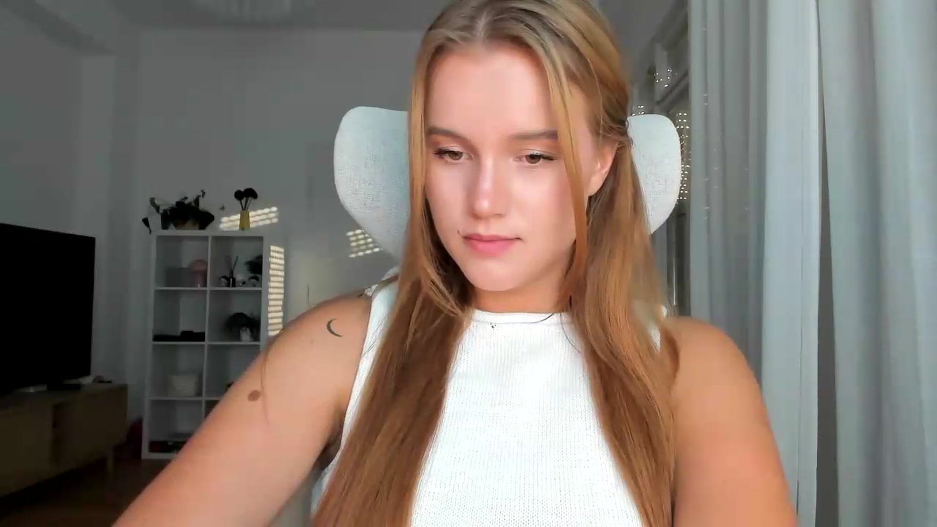 Gallery image thumbnail from Lia_lisia's myfreecams stream on, 08/07/2026, 18:16 image 2 of 20