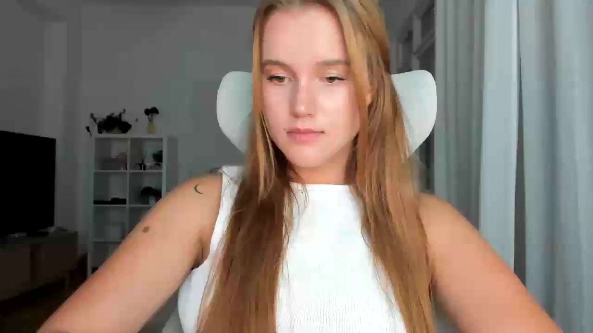 Gallery image thumbnail from Lia_lisia's myfreecams stream on, 08/07/2026, 18:16 image 15 of 20