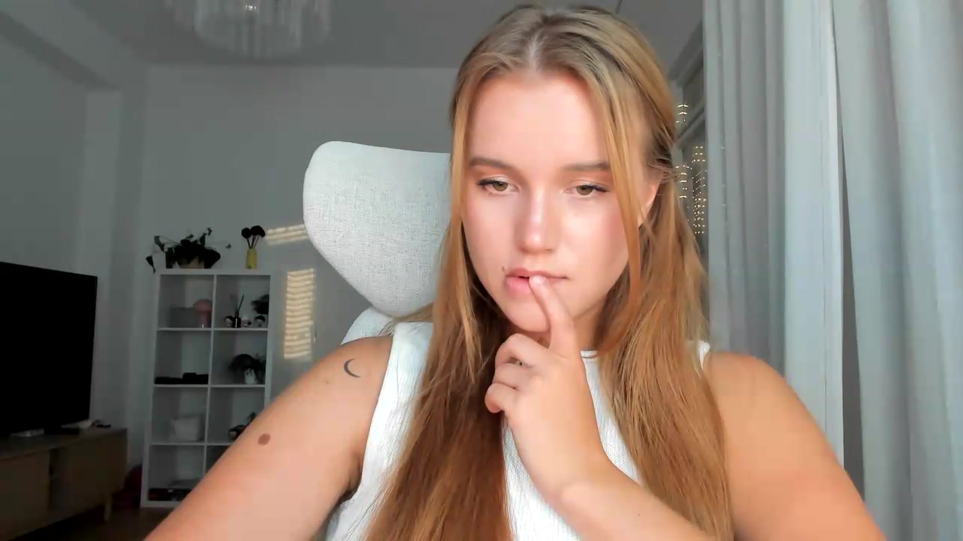 Gallery image thumbnail from Lia_lisia's myfreecams stream on, 08/07/2026, 18:16 image 6 of 20