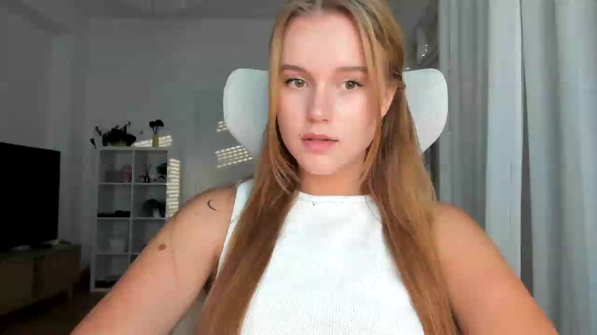 Gallery image thumbnail from Lia_lisia's myfreecams stream on, 08/07/2026, 18:16 image 1 of 20