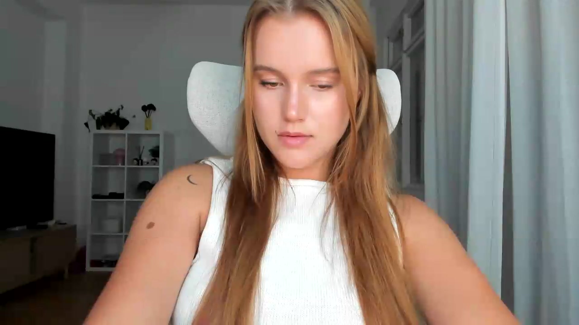 Gallery image thumbnail from Lia_lisia's myfreecams stream on, 08/07/2026, 18:16 image 17 of 20