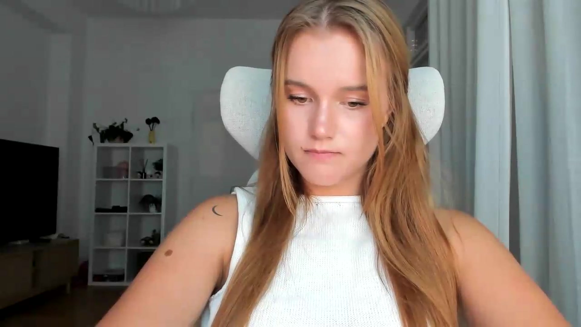 Gallery image thumbnail from Lia_lisia's myfreecams stream on, 08/07/2026, 18:16 image 13 of 20