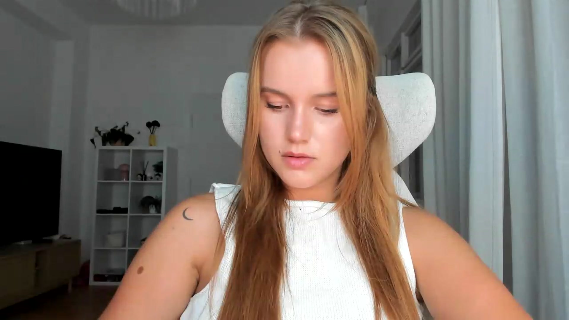 Gallery image thumbnail from Lia_lisia's myfreecams stream on, 08/07/2026, 19:27 image 7 of 20