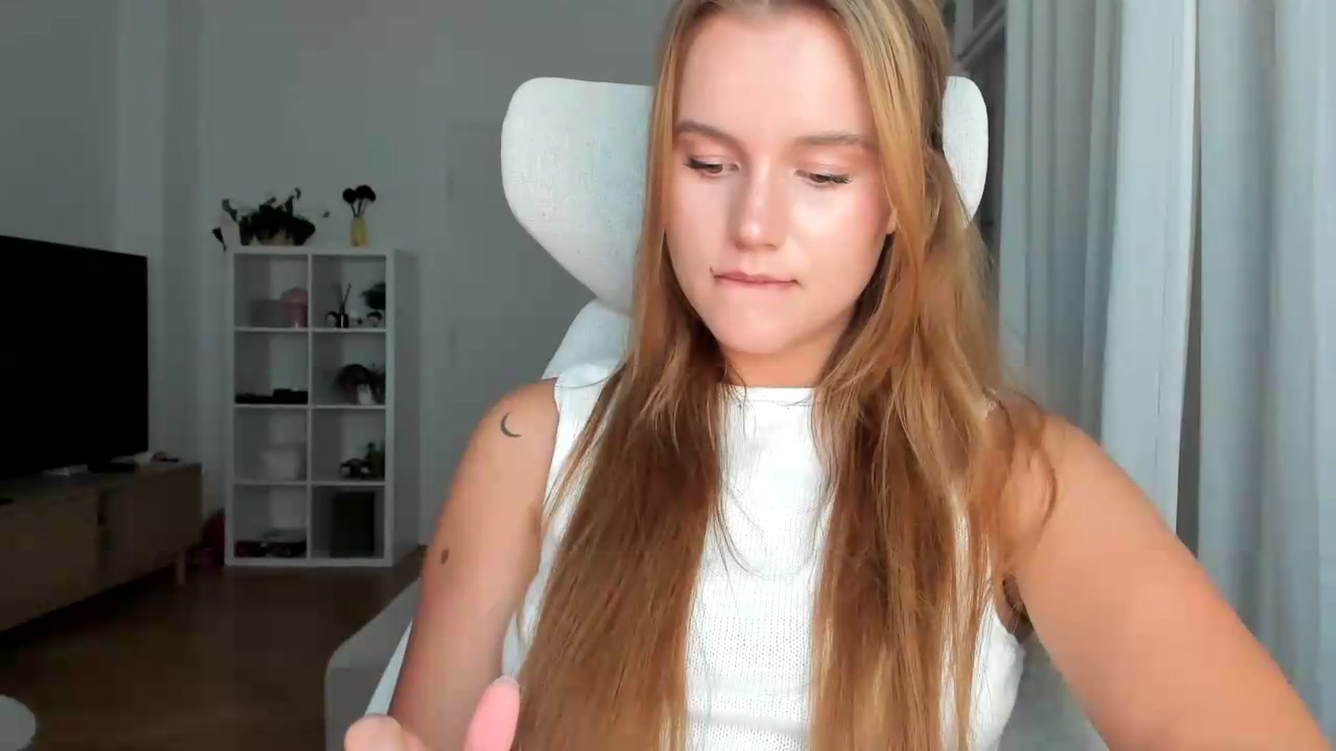 Gallery image thumbnail from Lia_lisia's myfreecams stream on, 08/07/2026, 19:27 image 8 of 20