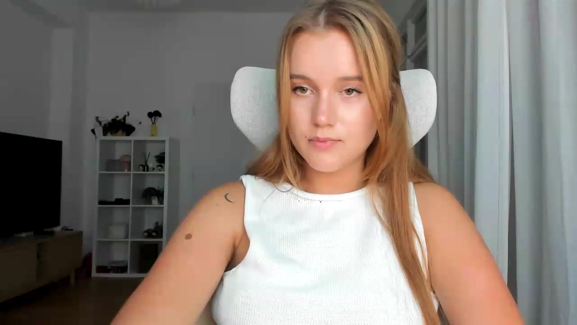 Gallery image thumbnail from Lia_lisia's myfreecams stream on, 08/07/2026, 19:27 image 20 of 20