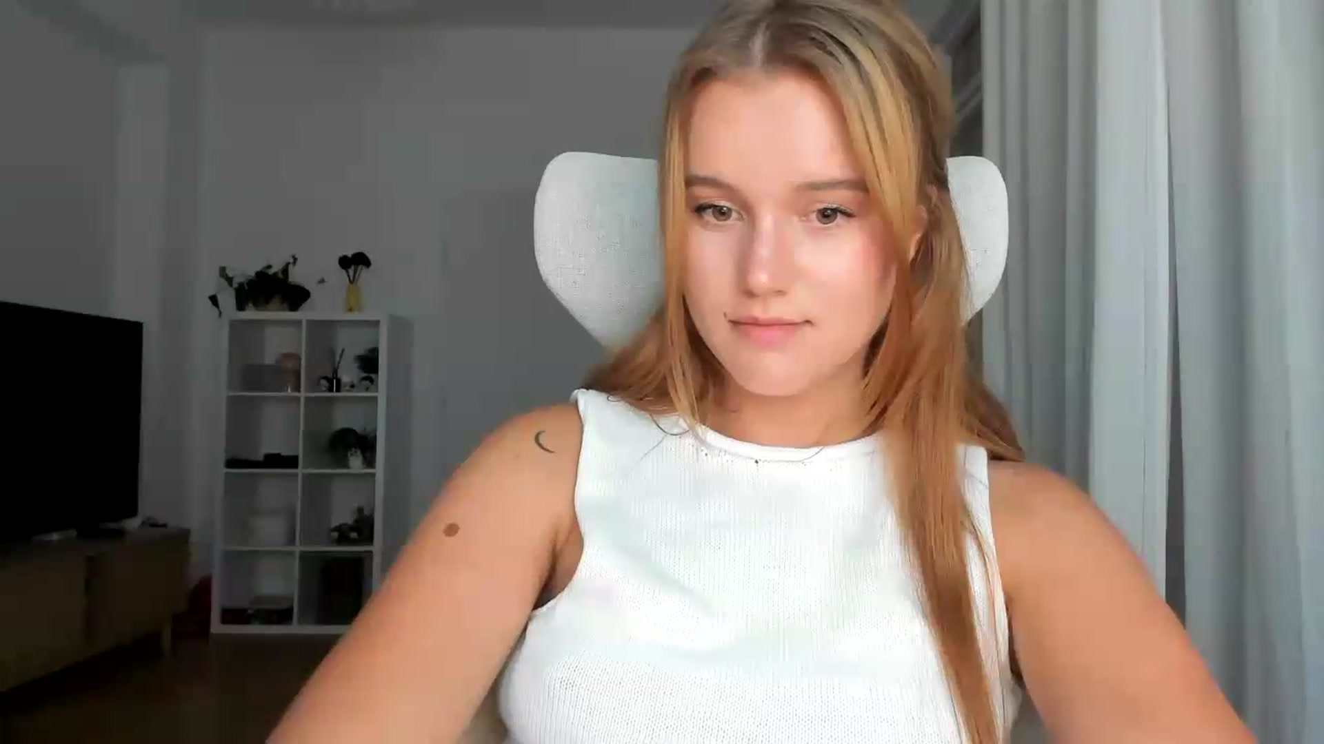 Gallery image thumbnail from Lia_lisia's myfreecams stream on, 08/07/2026, 19:27 image 18 of 20