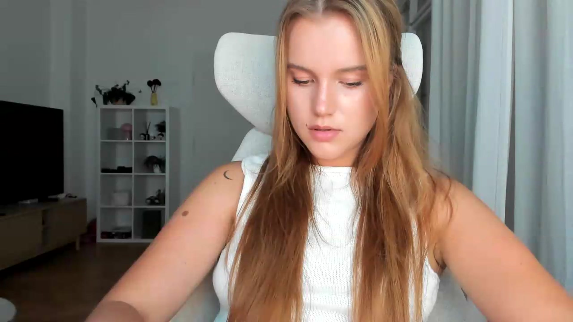 Gallery image thumbnail from Lia_lisia's myfreecams stream on, 08/07/2026, 19:27 image 9 of 20