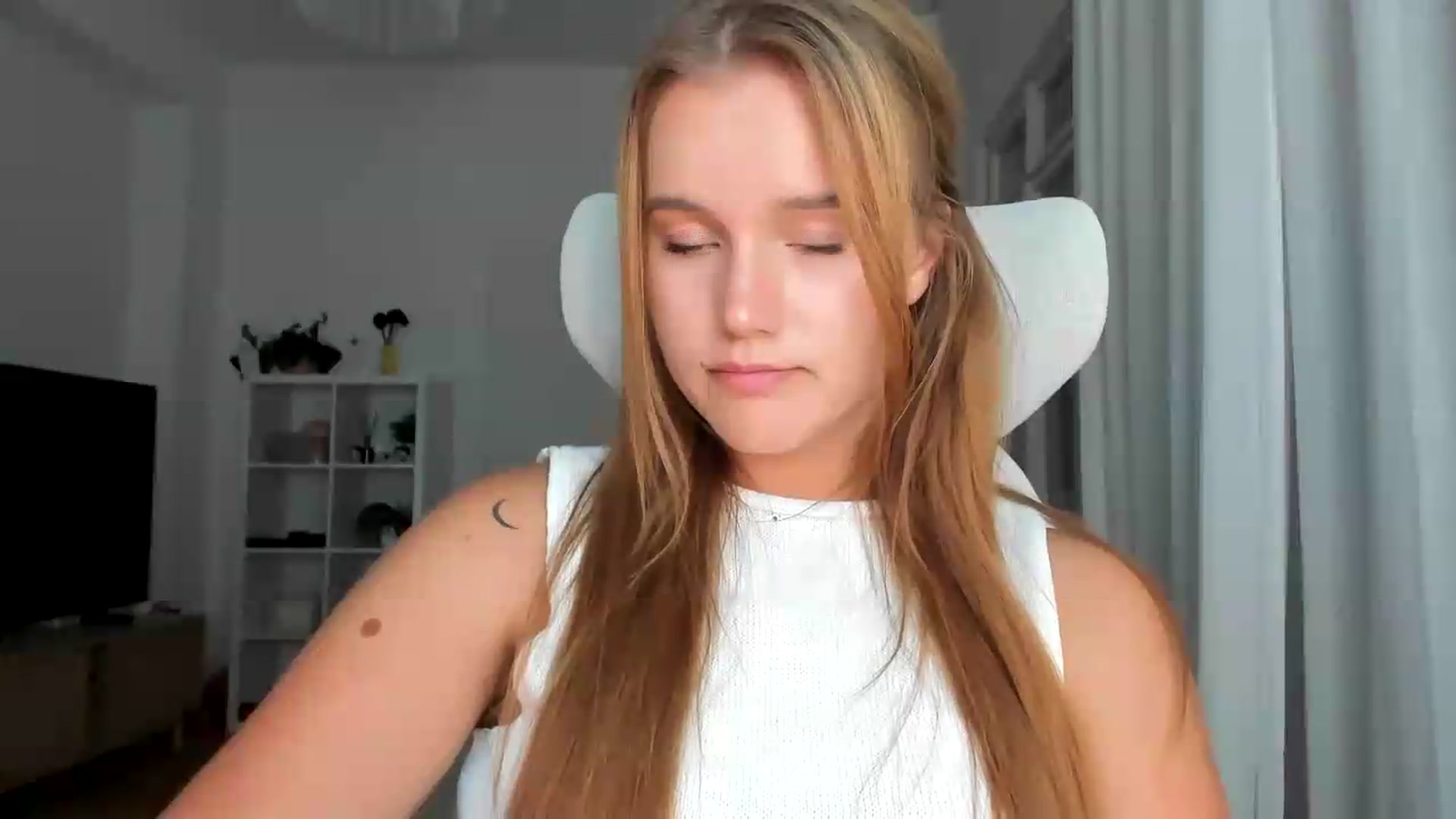 Gallery image thumbnail from Lia_lisia's myfreecams stream on, 08/07/2026, 19:27 image 4 of 20