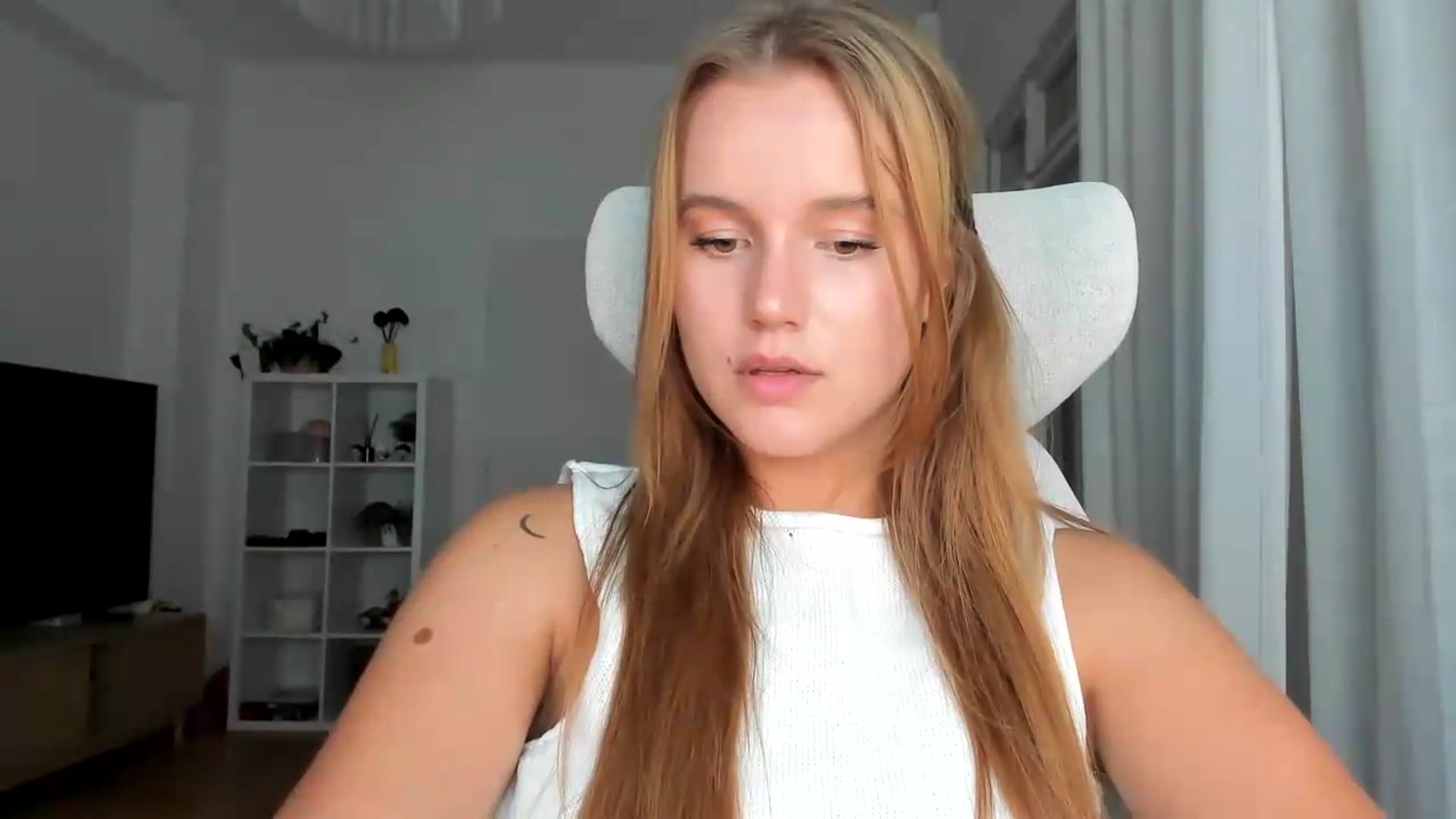 Gallery image thumbnail from Lia_lisia's myfreecams stream on, 08/07/2026, 19:27 image 6 of 20