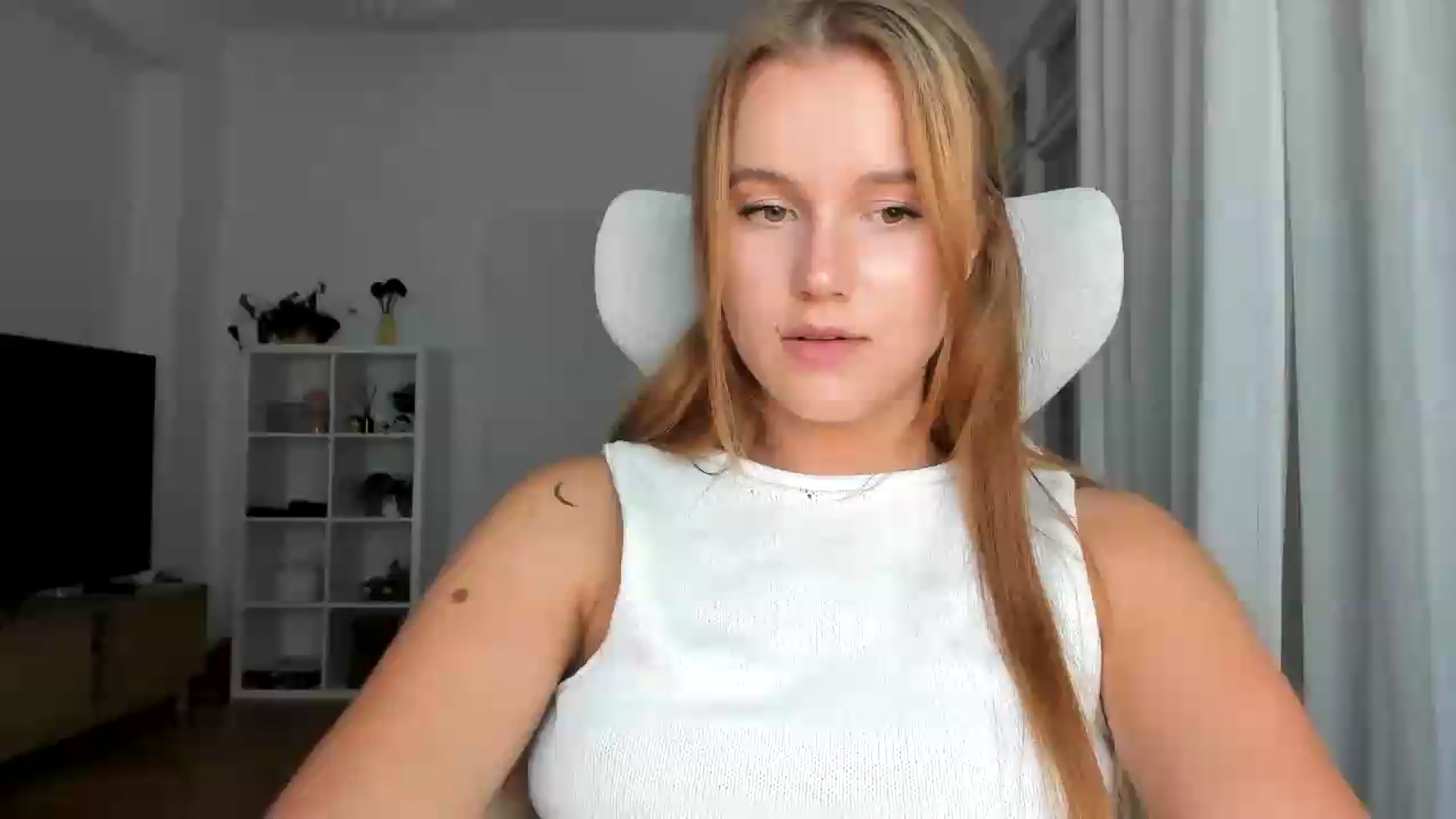 Gallery image thumbnail from Lia_lisia's myfreecams stream on, 08/07/2026, 19:27 image 15 of 20