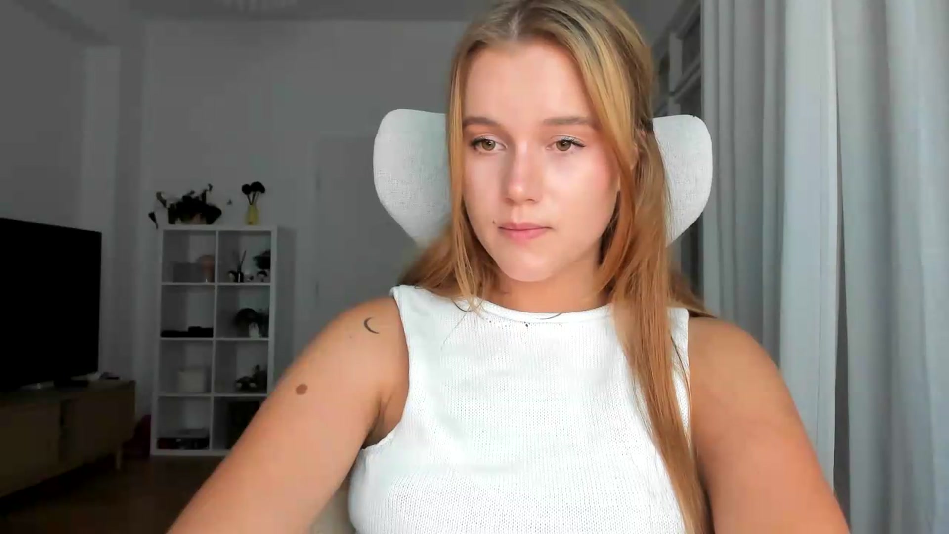 Gallery image thumbnail from Lia_lisia's myfreecams stream on, 08/07/2026, 19:27 image 16 of 20