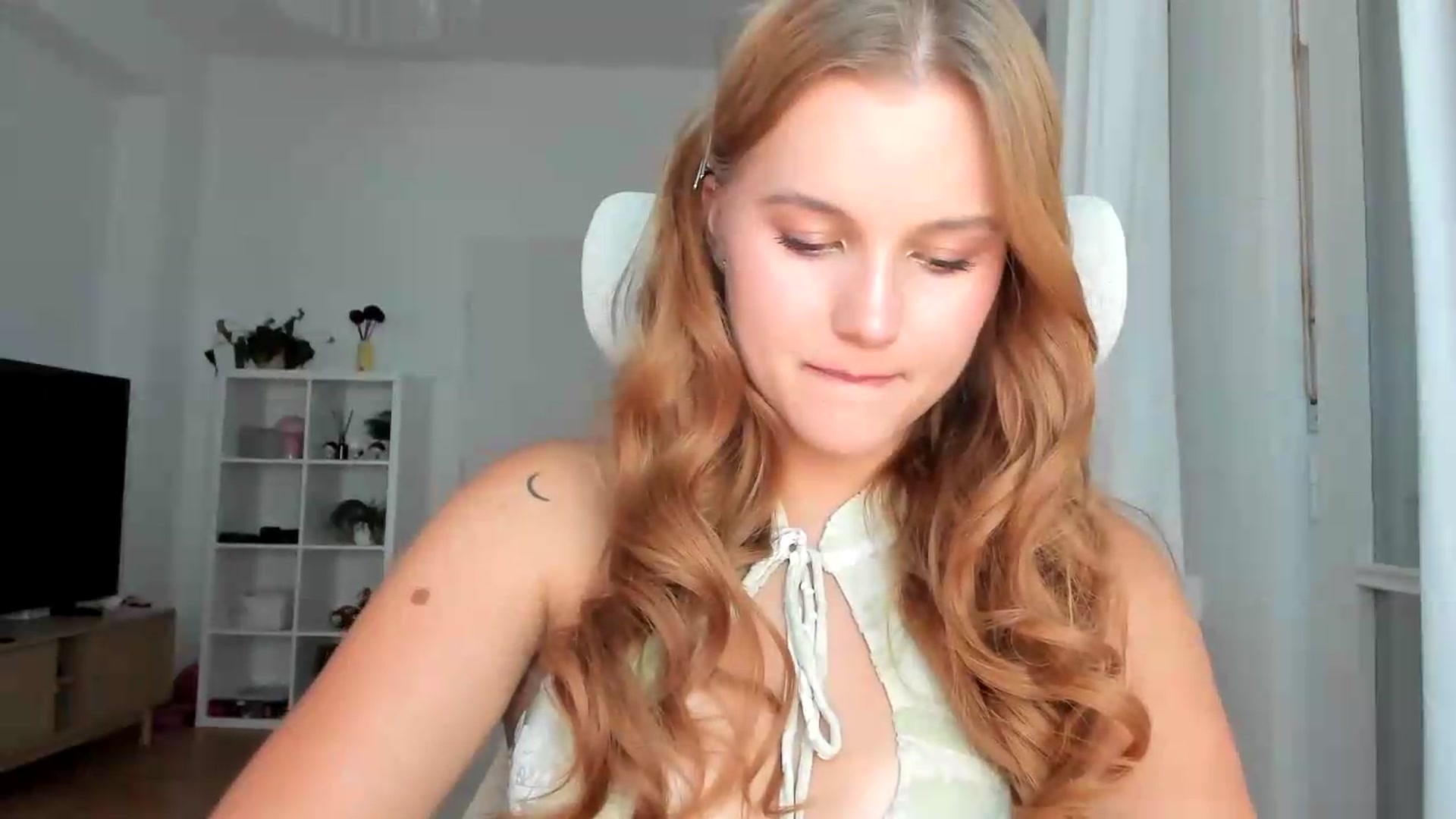 Gallery image thumbnail from Lia_lisia's myfreecams stream on, 08/09/2026, 15:21 image 7 of 20