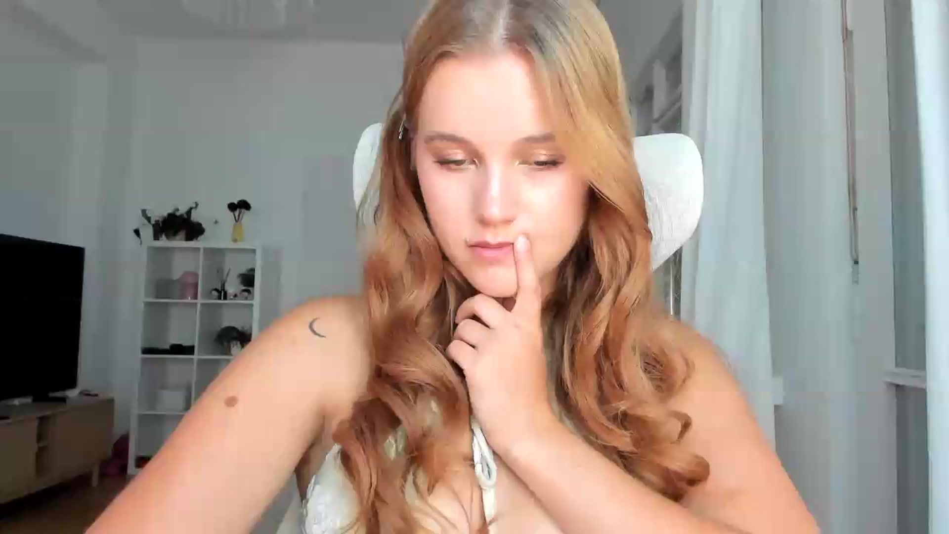Gallery image thumbnail from Lia_lisia's myfreecams stream on, 08/09/2026, 15:21 image 9 of 20