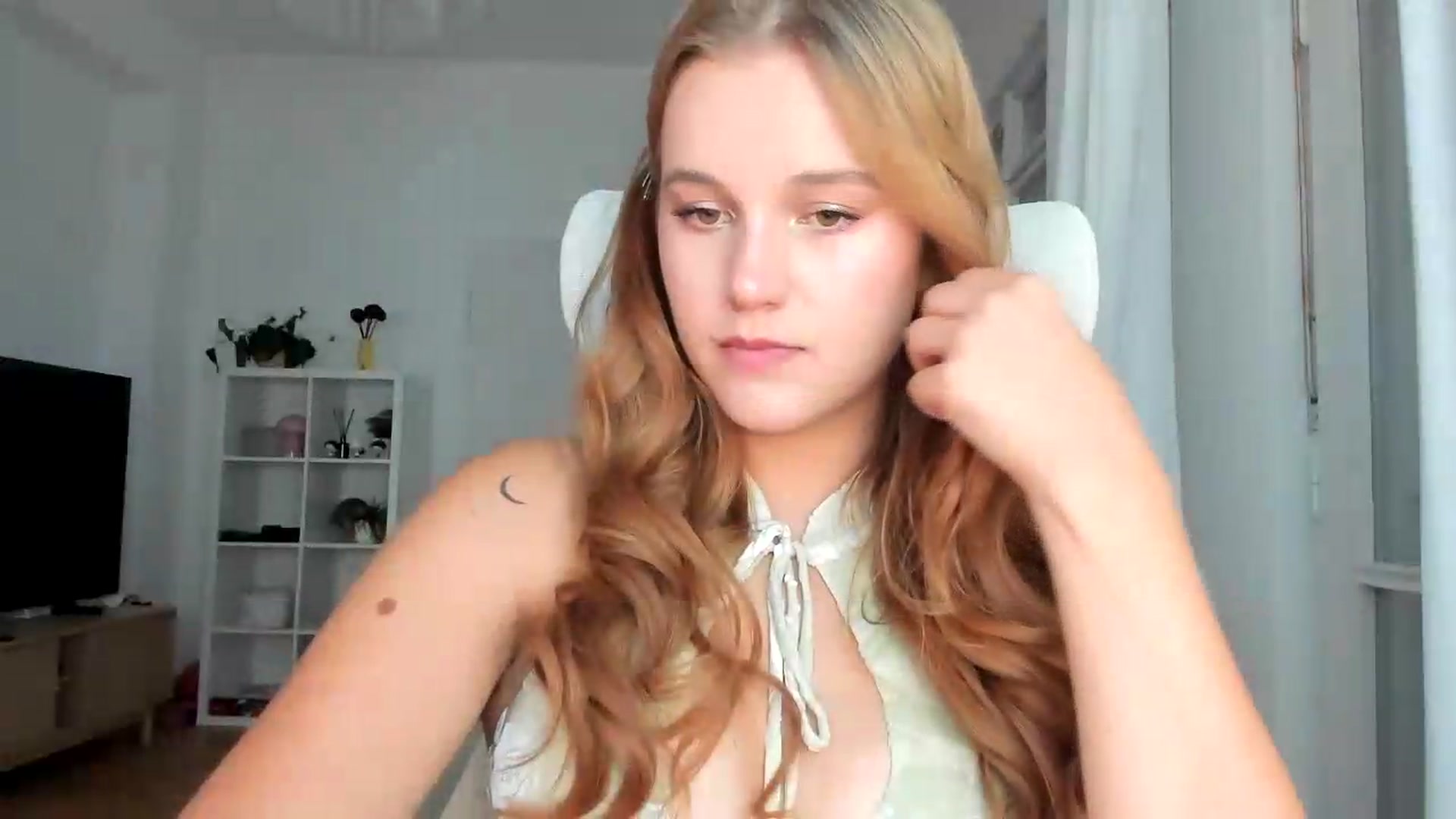 Gallery image thumbnail from Lia_lisia's myfreecams stream on, 08/09/2026, 15:21 image 5 of 20