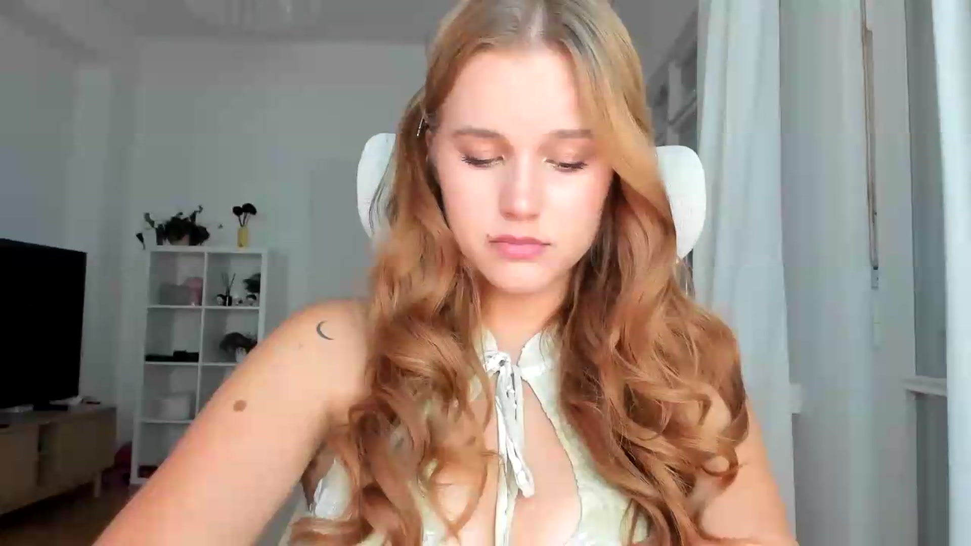Gallery image thumbnail from Lia_lisia's myfreecams stream on, 08/09/2026, 15:21 image 3 of 20