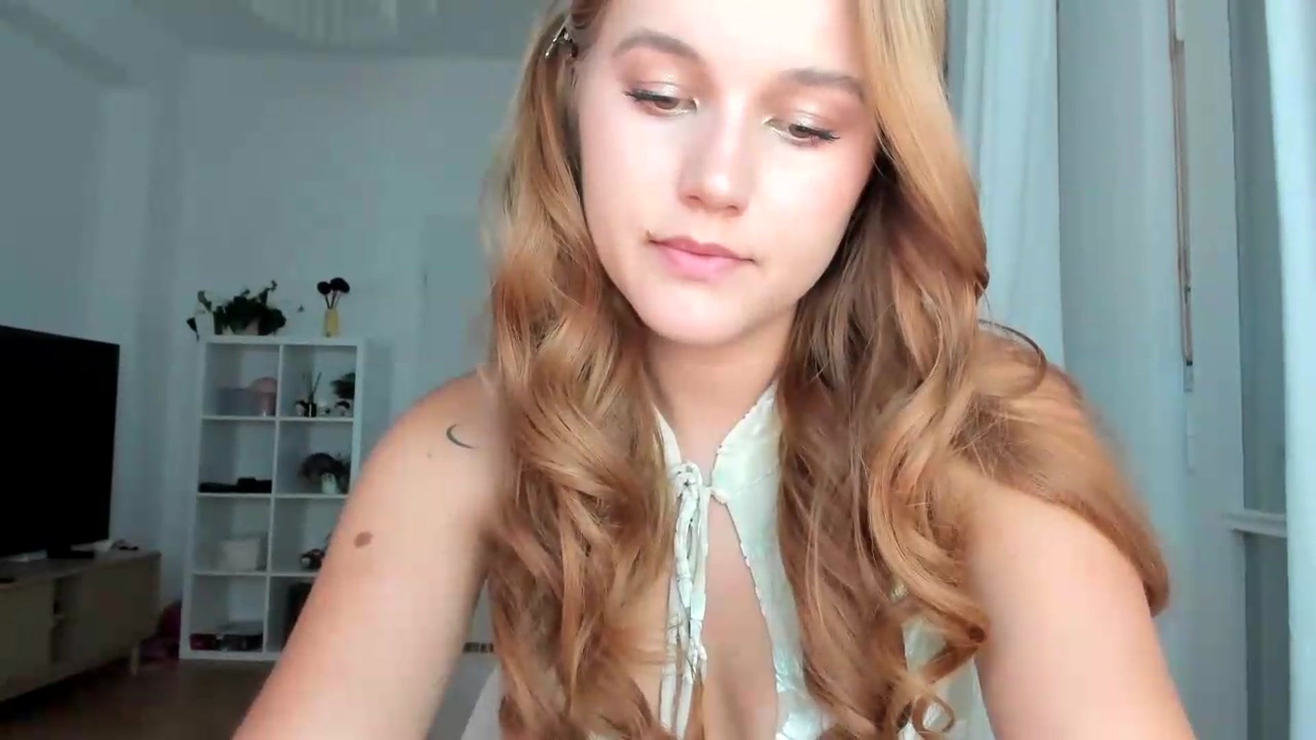 Gallery image thumbnail from Lia_lisia's myfreecams stream on, 08/09/2026, 15:21 image 16 of 20