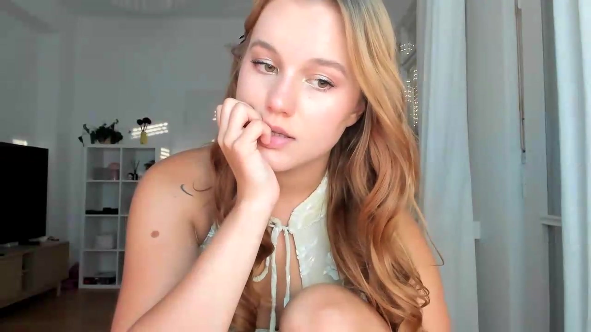 Gallery image thumbnail from Lia_lisia's myfreecams stream on, 08/09/2026, 17:18 image 16 of 20
