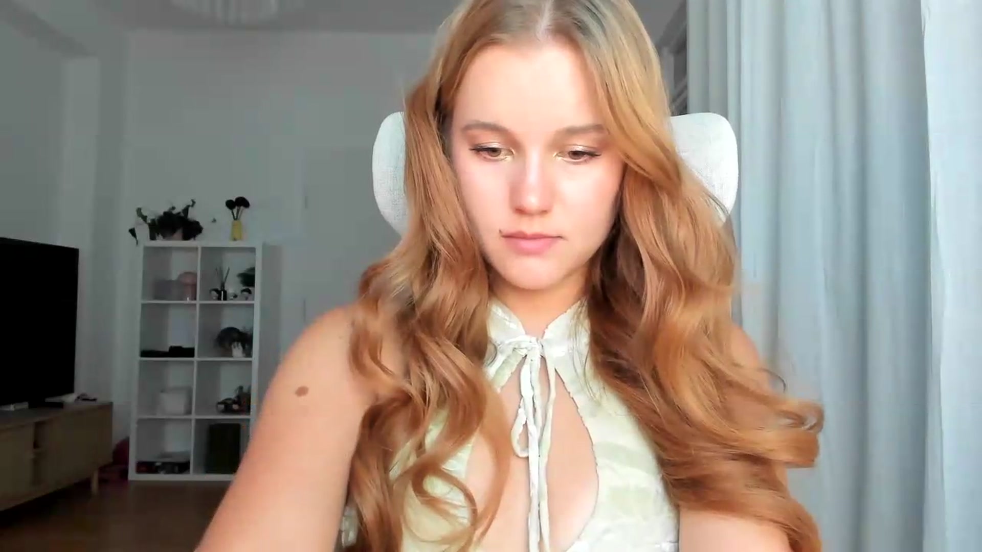 Gallery image thumbnail from Lia_lisia's myfreecams stream on, 08/09/2026, 19:34 image 5 of 20
