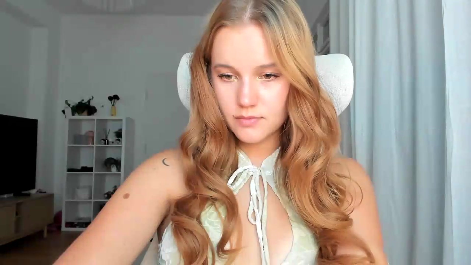 Gallery image thumbnail from Lia_lisia's myfreecams stream on, 08/09/2026, 19:34 image 14 of 20