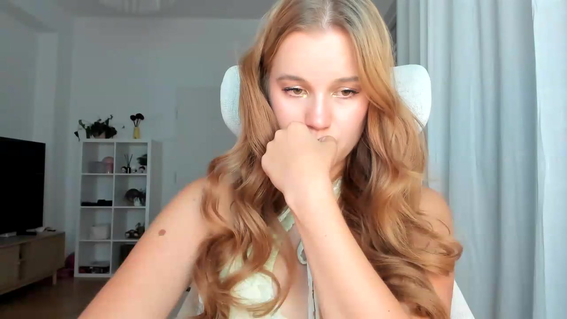 Gallery image thumbnail from Lia_lisia's myfreecams stream on, 08/09/2026, 19:34 image 4 of 20