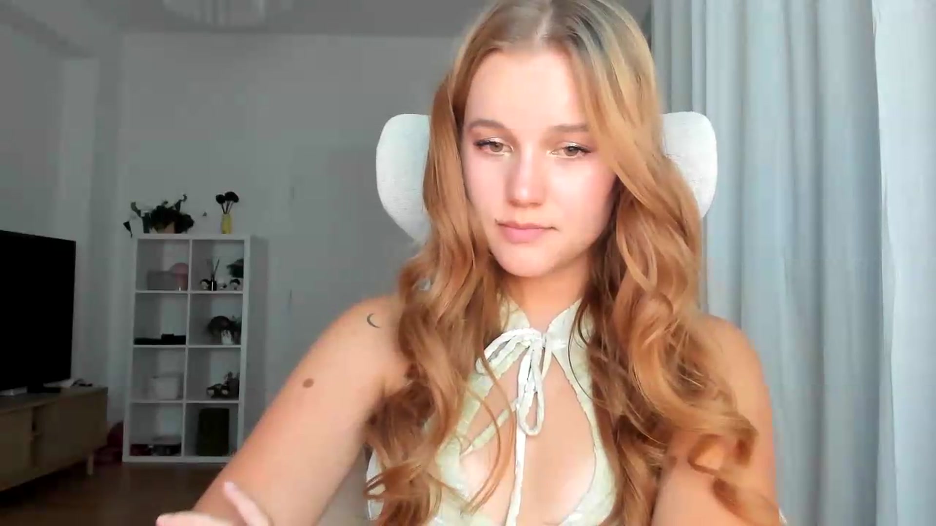 Gallery image thumbnail from Lia_lisia's myfreecams stream on, 08/09/2026, 19:55 image 7 of 20
