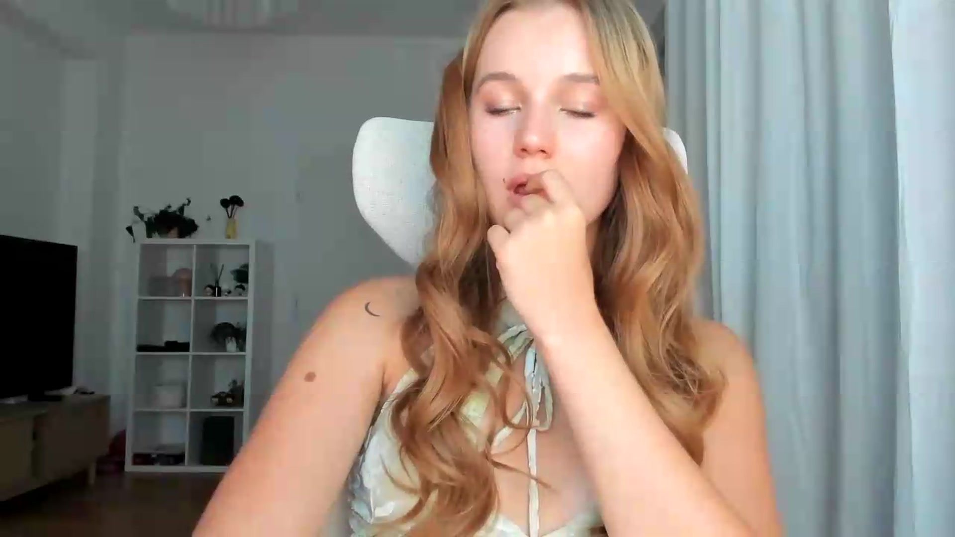 Gallery image thumbnail from Lia_lisia's myfreecams stream on, 08/09/2026, 19:55 image 19 of 20