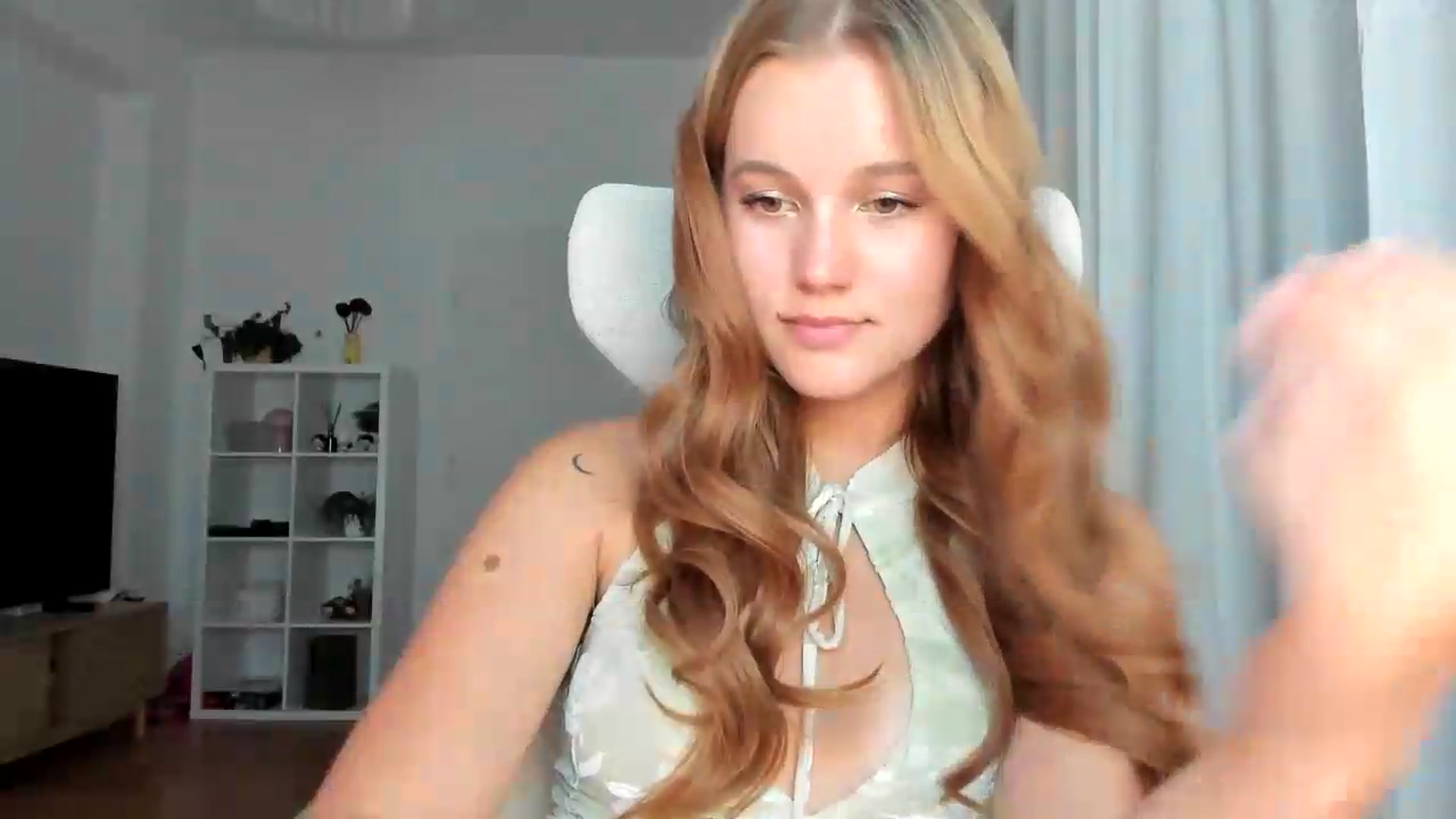 Gallery image thumbnail from Lia_lisia's myfreecams stream on, 08/09/2026, 19:55 image 15 of 20