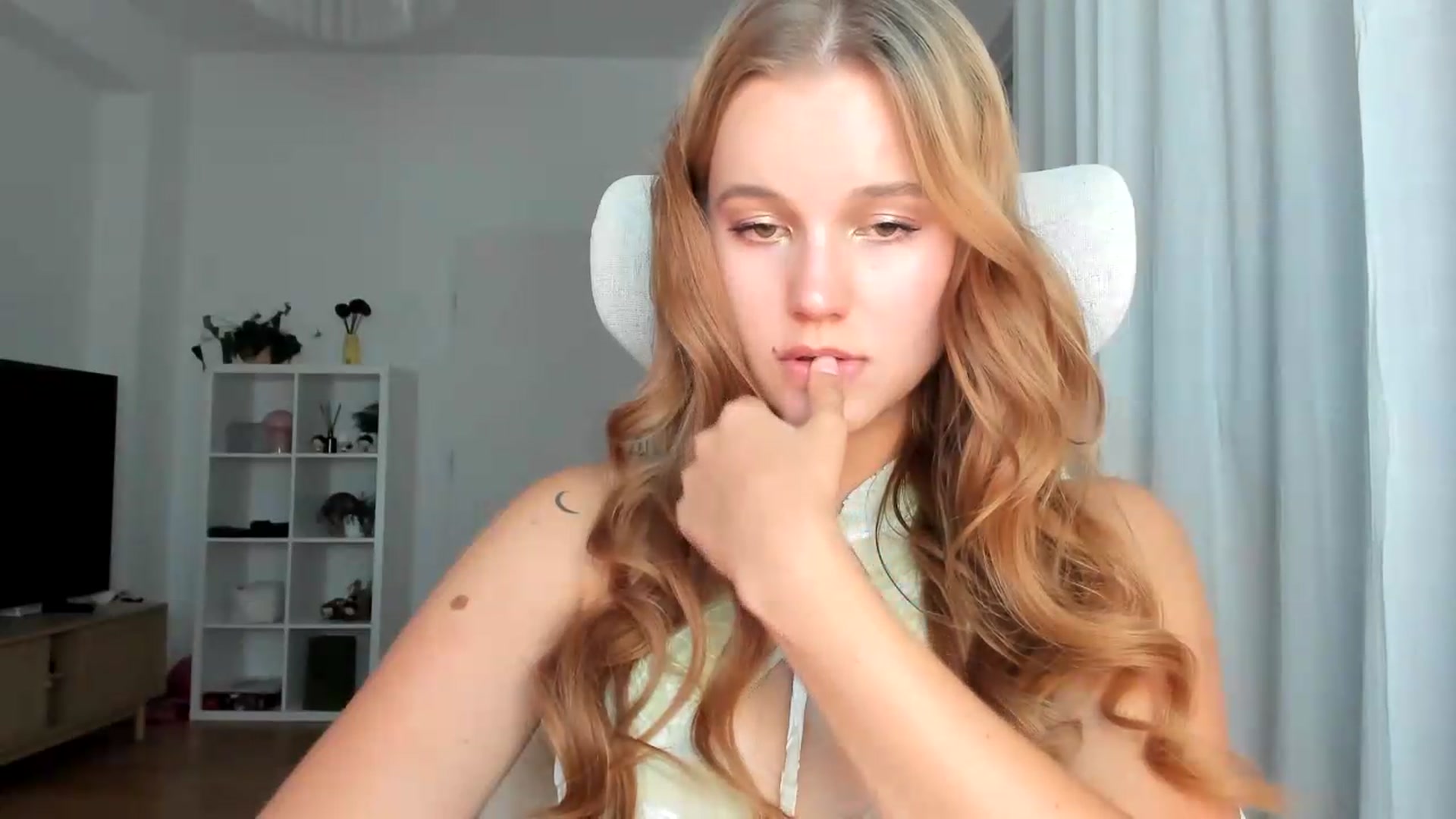 Gallery image thumbnail from Lia_lisia's myfreecams stream on, 08/09/2026, 19:55 image 3 of 20