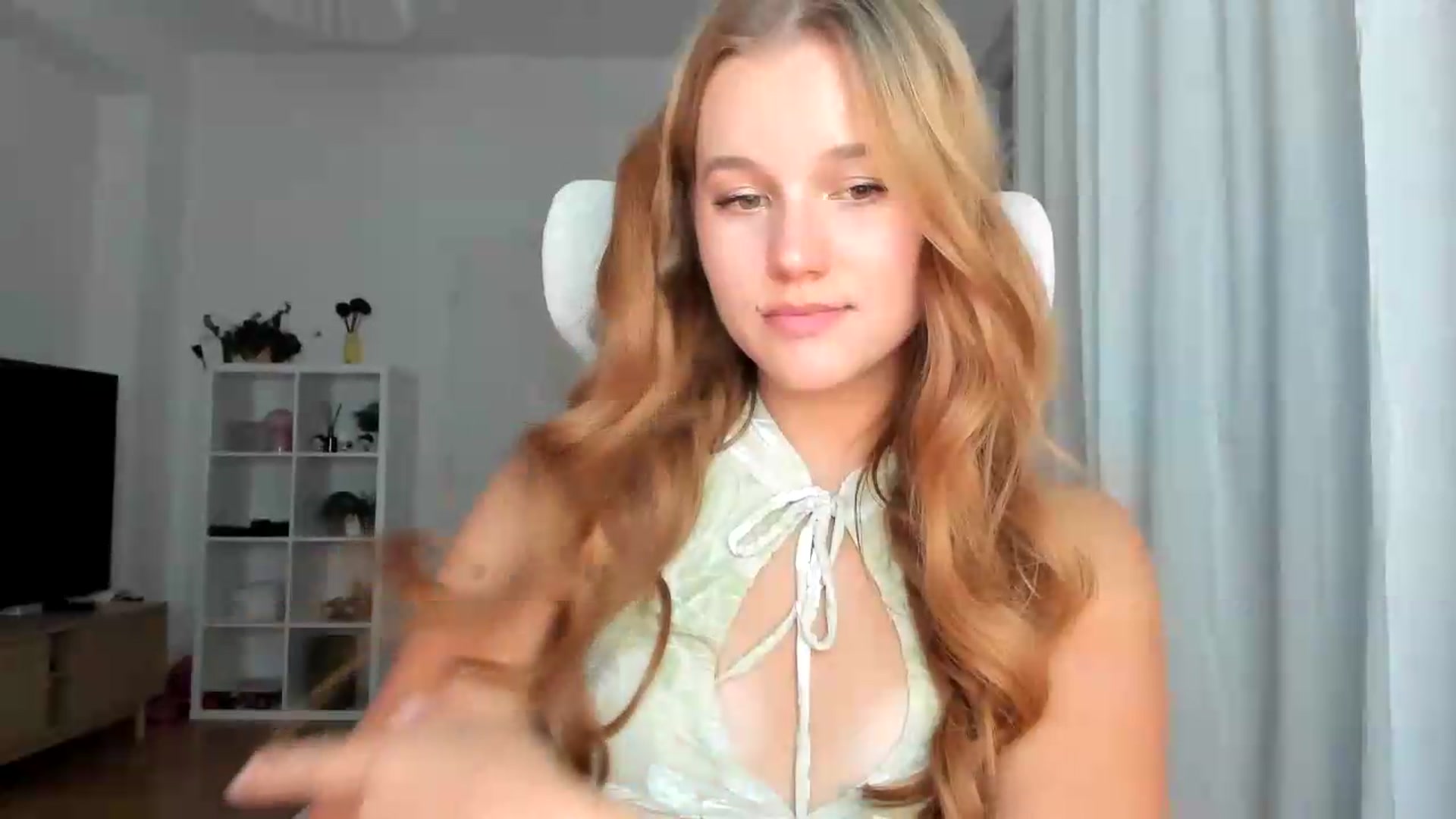 Gallery image thumbnail from Lia_lisia's myfreecams stream on, 08/09/2026, 19:55 image 18 of 20