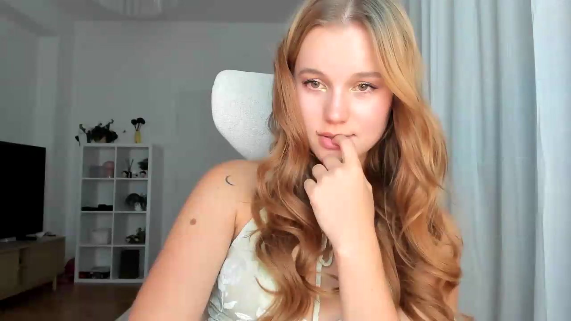 Gallery image thumbnail from Lia_lisia's myfreecams stream on, 08/09/2026, 19:55 image 16 of 20