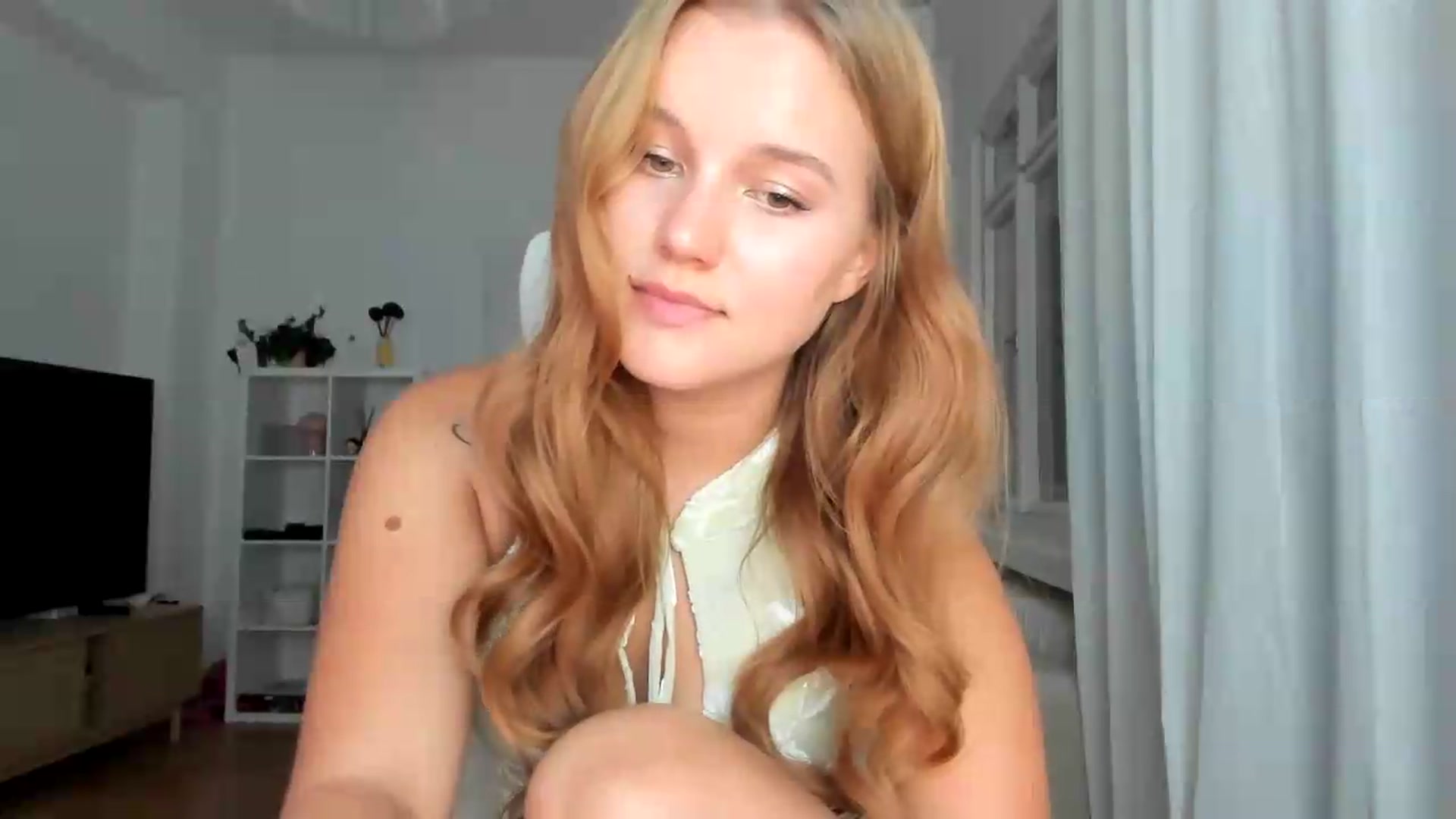 Gallery image thumbnail from Lia_lisia's myfreecams stream on, 08/09/2026, 21:07 image 16 of 20