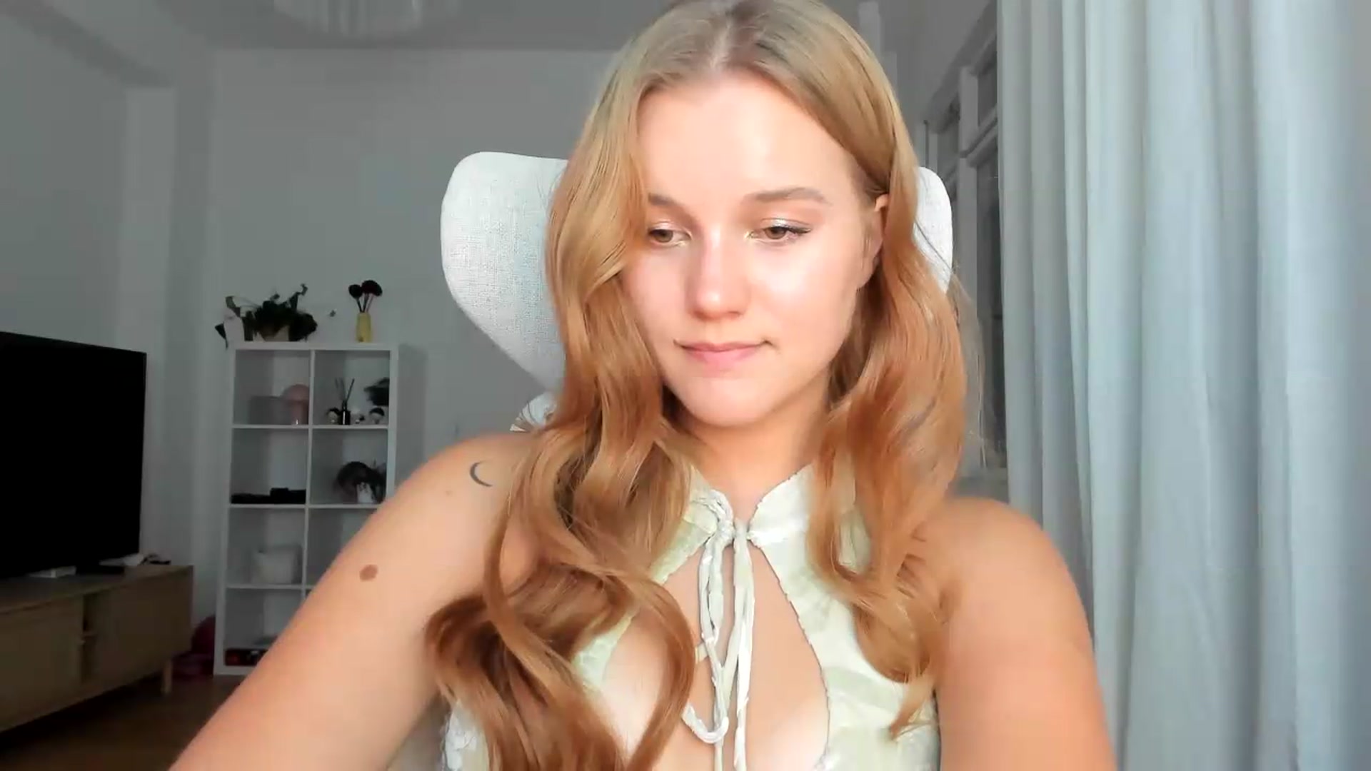 Gallery image thumbnail from Lia_lisia's myfreecams stream on, 08/09/2026, 21:07 image 7 of 20