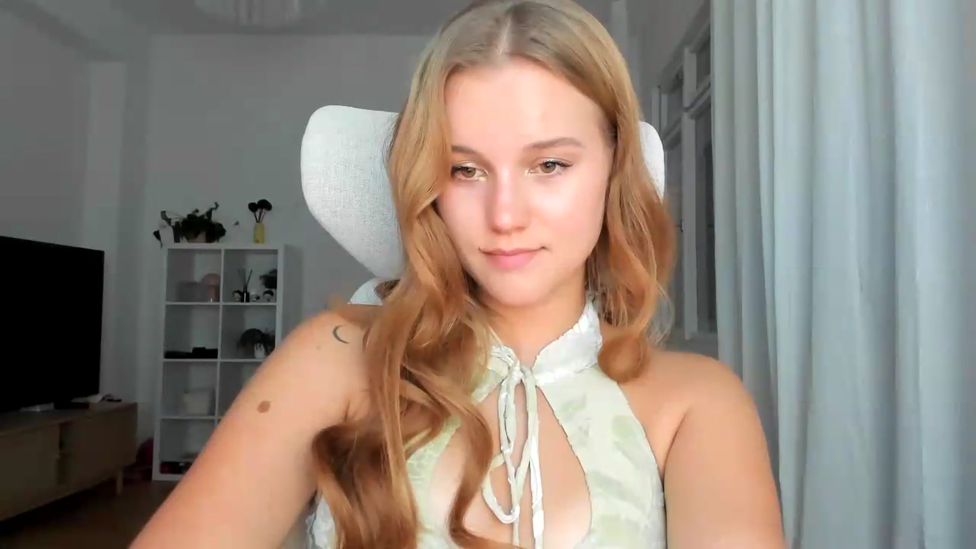 Gallery image thumbnail from Lia_lisia's myfreecams stream on, 08/09/2026, 21:07 image 4 of 20
