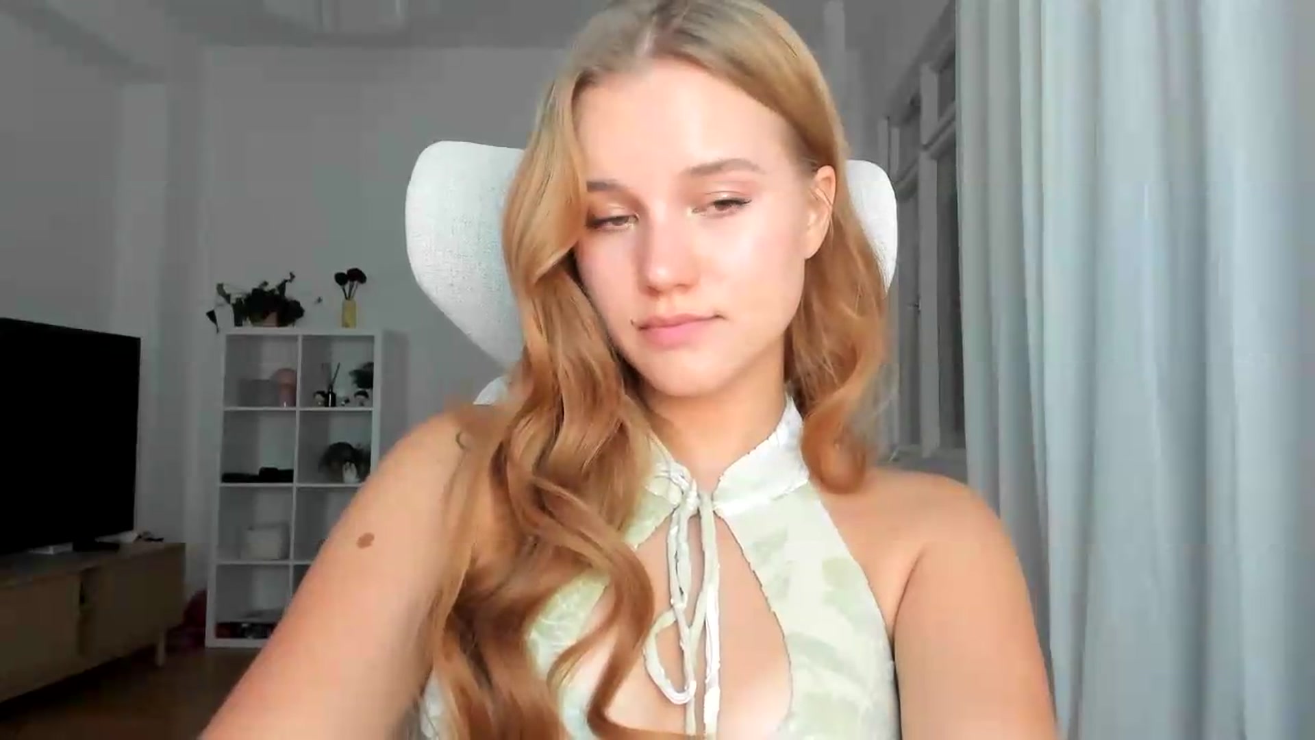Gallery image thumbnail from Lia_lisia's myfreecams stream on, 08/09/2026, 21:07 image 3 of 20