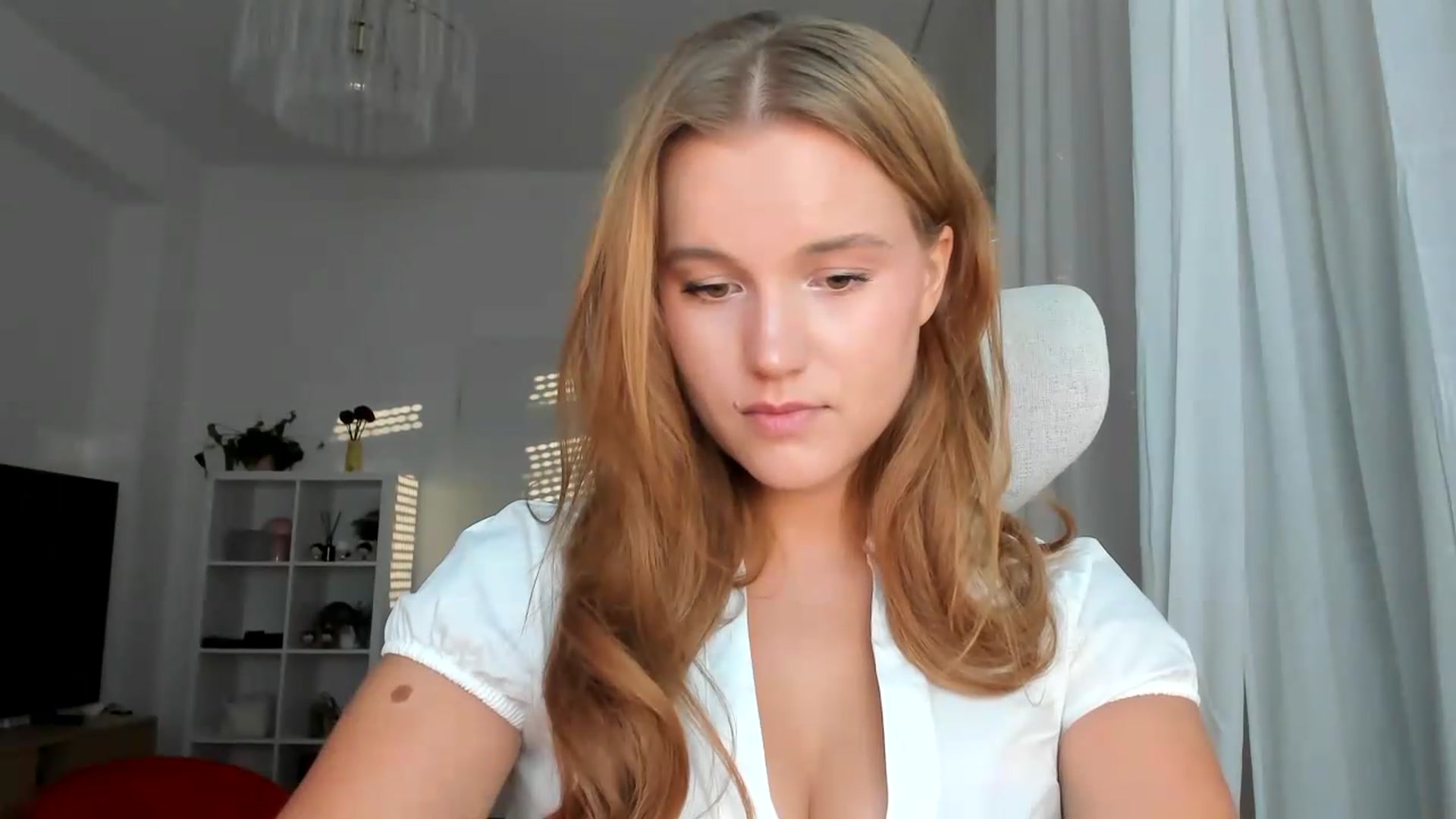Gallery image thumbnail from Lia_lisia's myfreecams stream on, 08/11/2026, 17:27 image 13 of 20