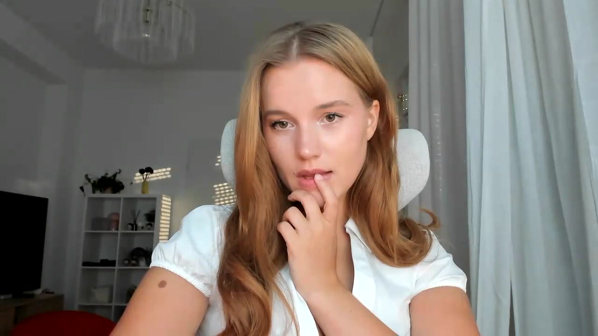Gallery image thumbnail from Lia_lisia's myfreecams stream on, 08/11/2026, 17:27 image 12 of 20