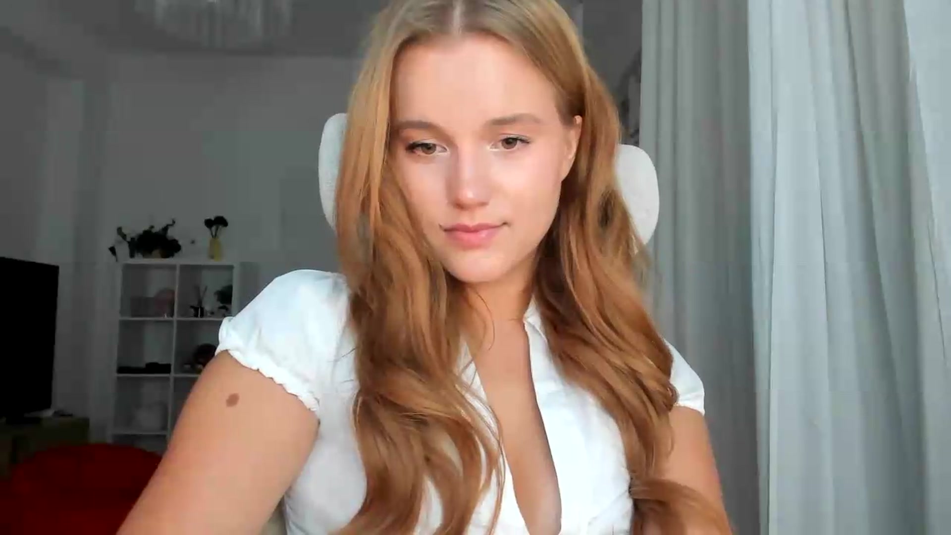 Gallery image thumbnail from Lia_lisia's myfreecams stream on, 08/11/2026, 18:39 image 8 of 20